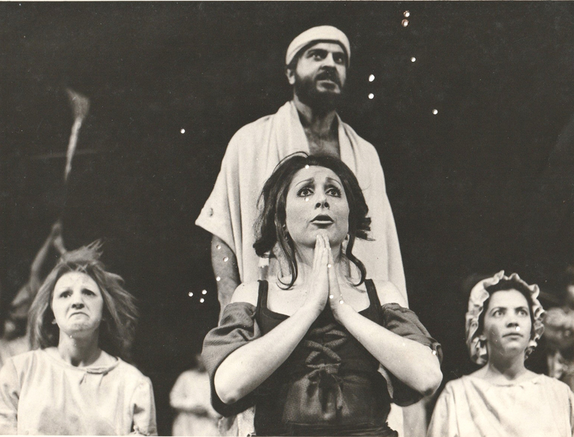 Elvira (última à direita), ao lado de Armado Bogus e Aracy Balabanian, na peça 