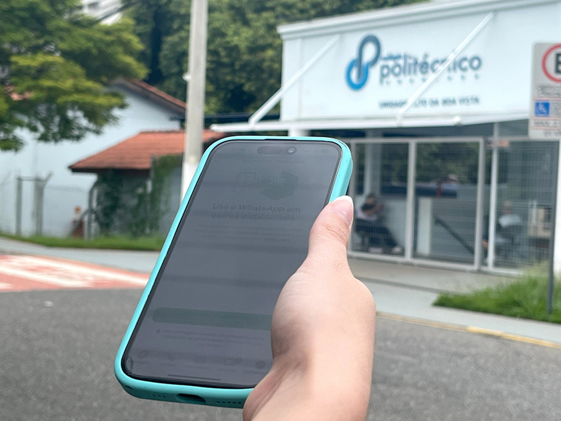 Colégio está comprometido em proporcionar um ambiente educacional produtivo e alinhado às novas diretrizes legais sobre o uso de celulares em sala de aula
