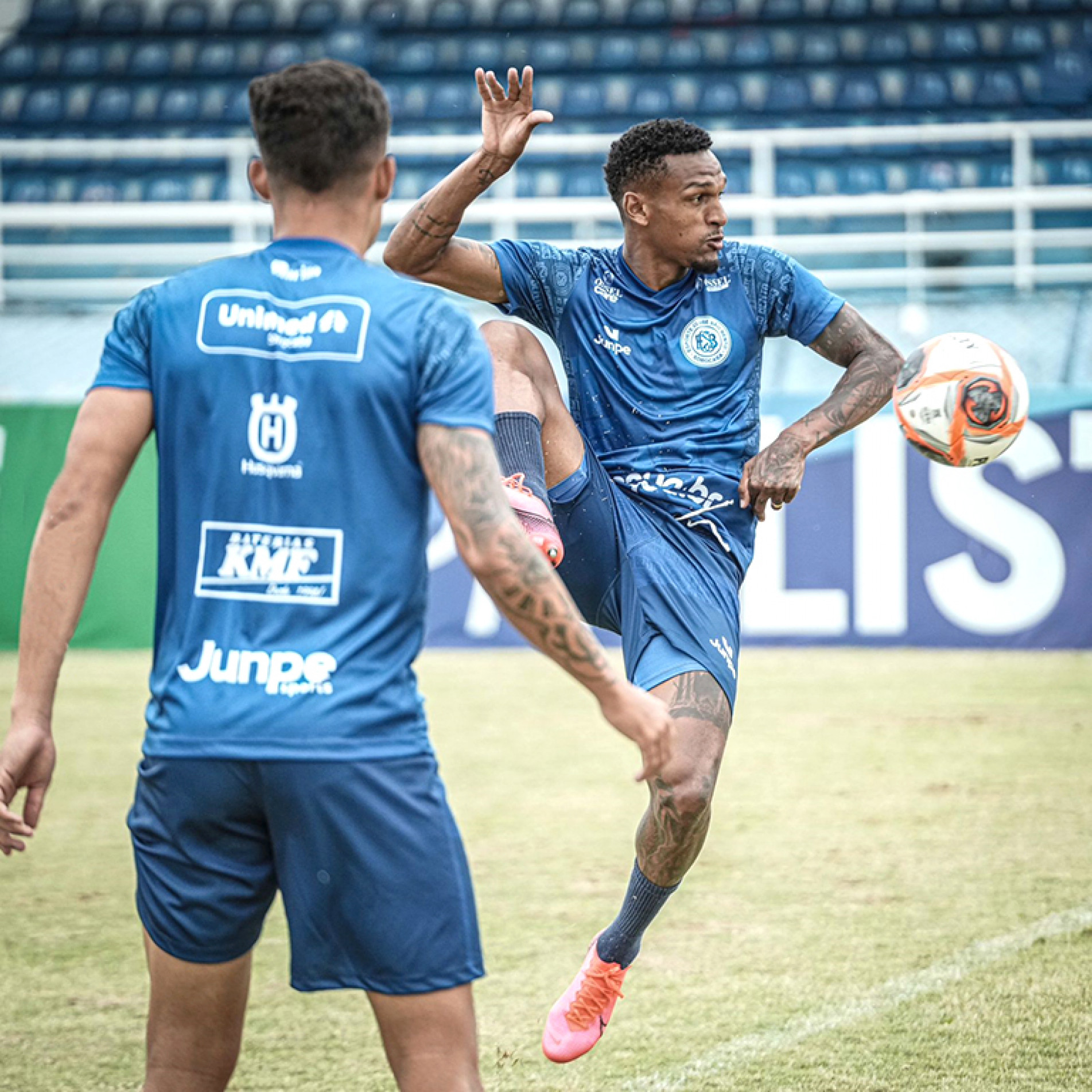 Zagueiro Diogo Rangel, 33 anos, que chegou ontem durante treinamento: pode estrear
