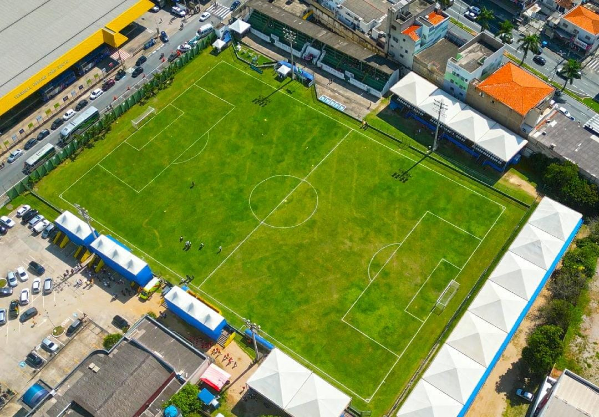 O estádio fica no centro, ao lado do terminal rodoviário