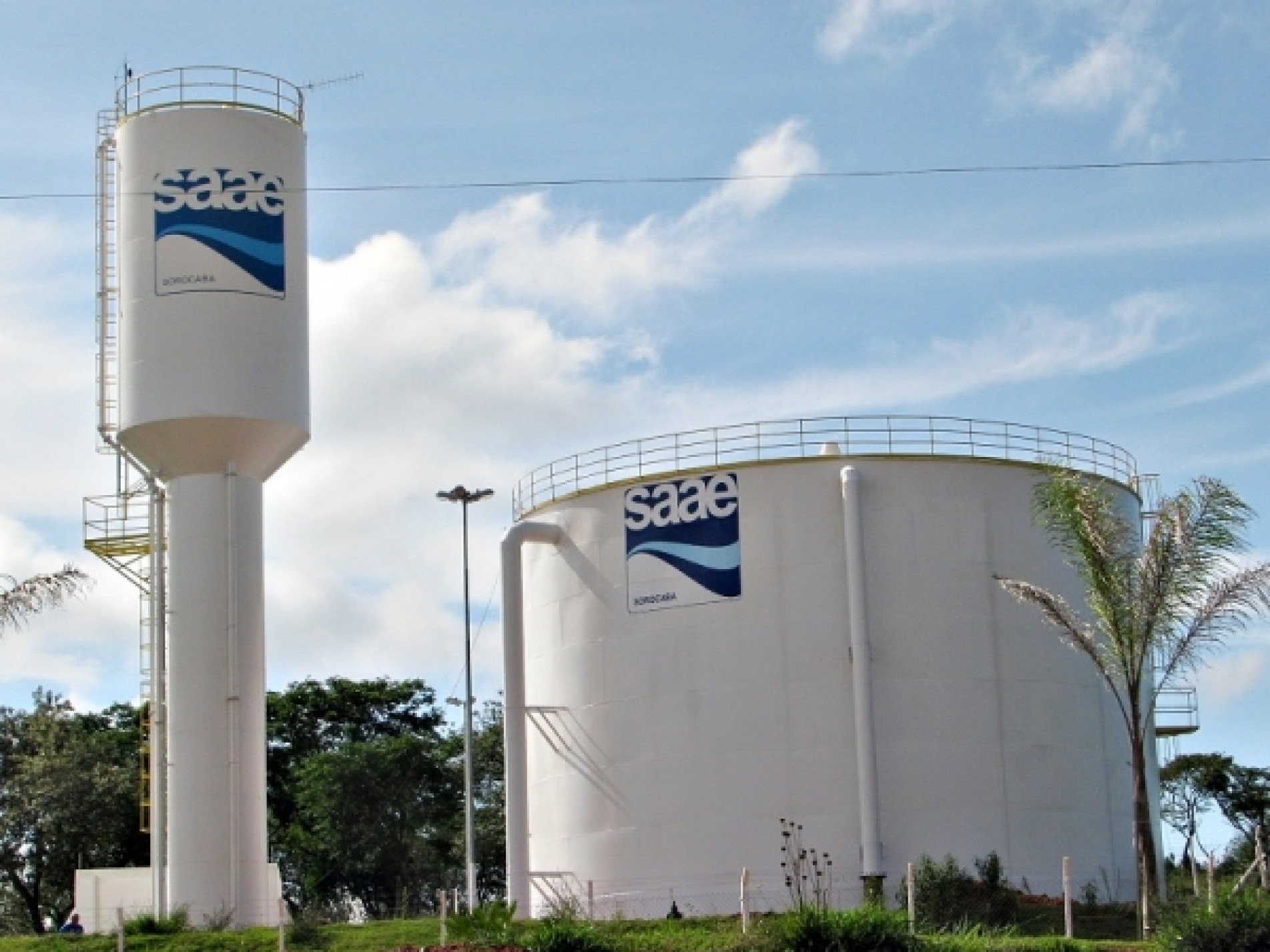 Entre os objetos roubados do local, estão cabos de energia.