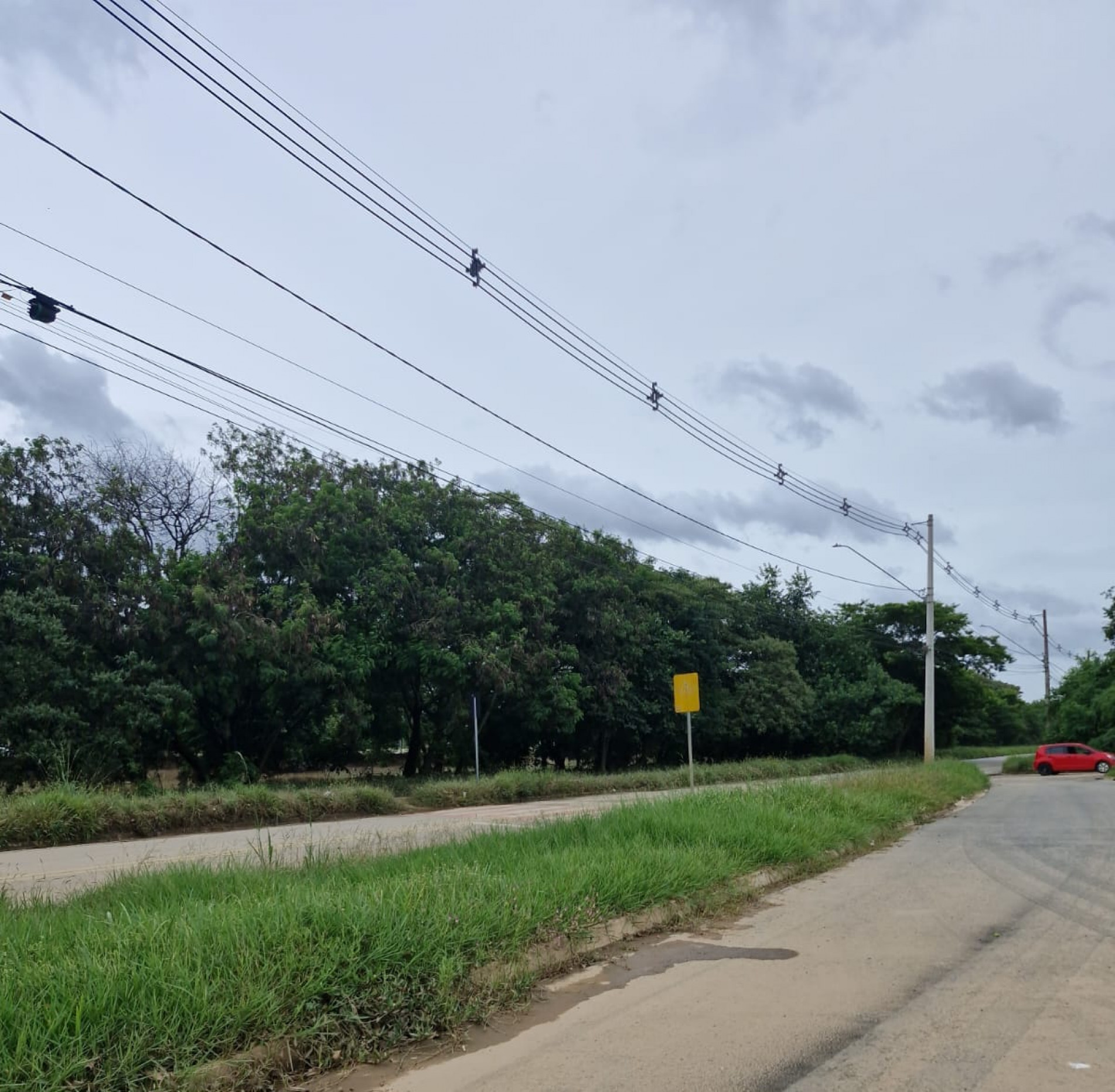 A Prefeitura de Sorocaba, por meio da Secretaria de Segurança Urbana (Sesu), realizaram a limpeza na via