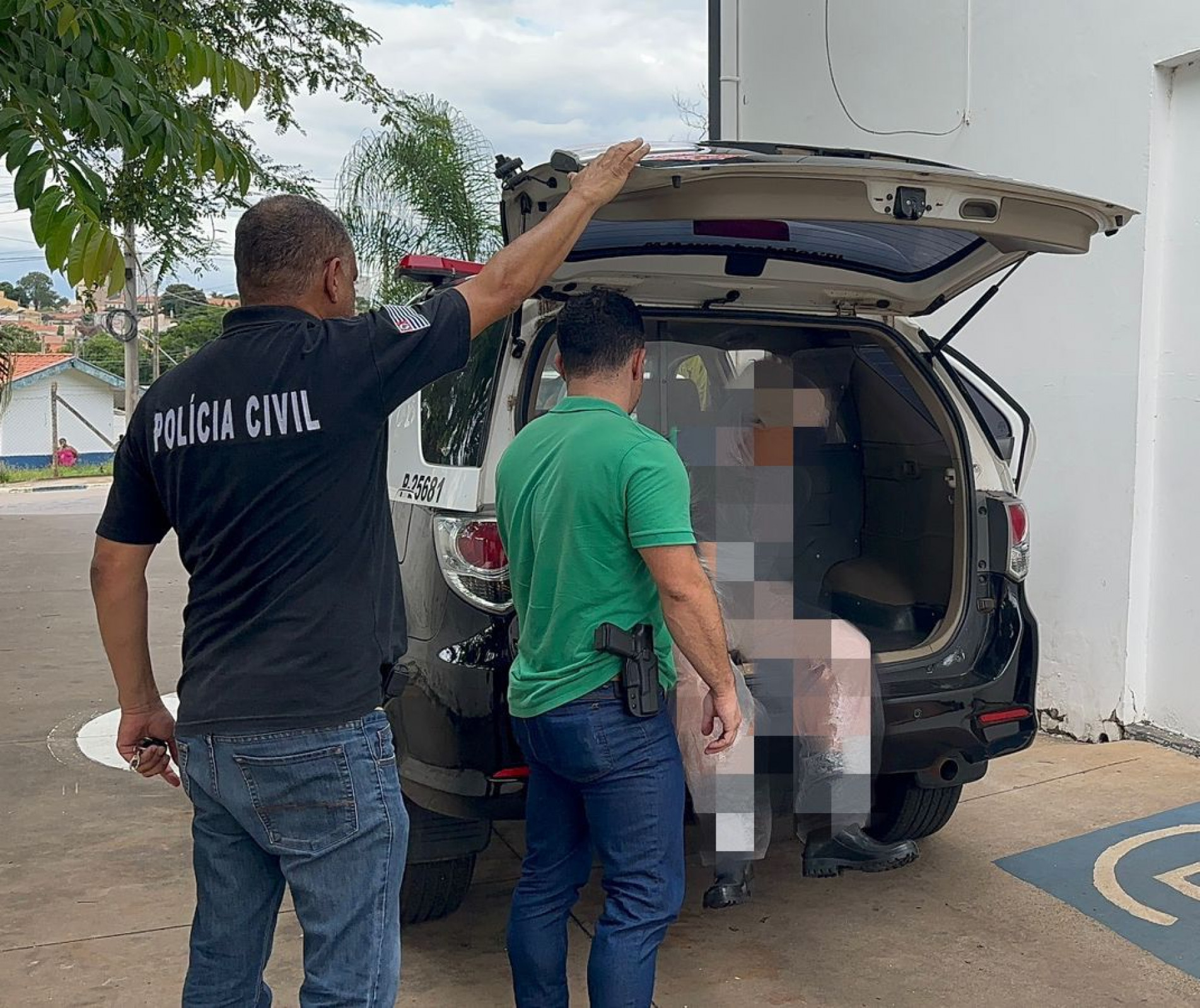 O indivíduo possui antecedentes criminais e cumpria pena em regime aberto