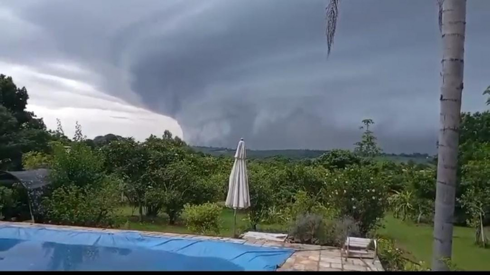 Esta que se assemelha a um tornado, mas com efeitos muito menores, foi registrado pelos munícipes de Alambari