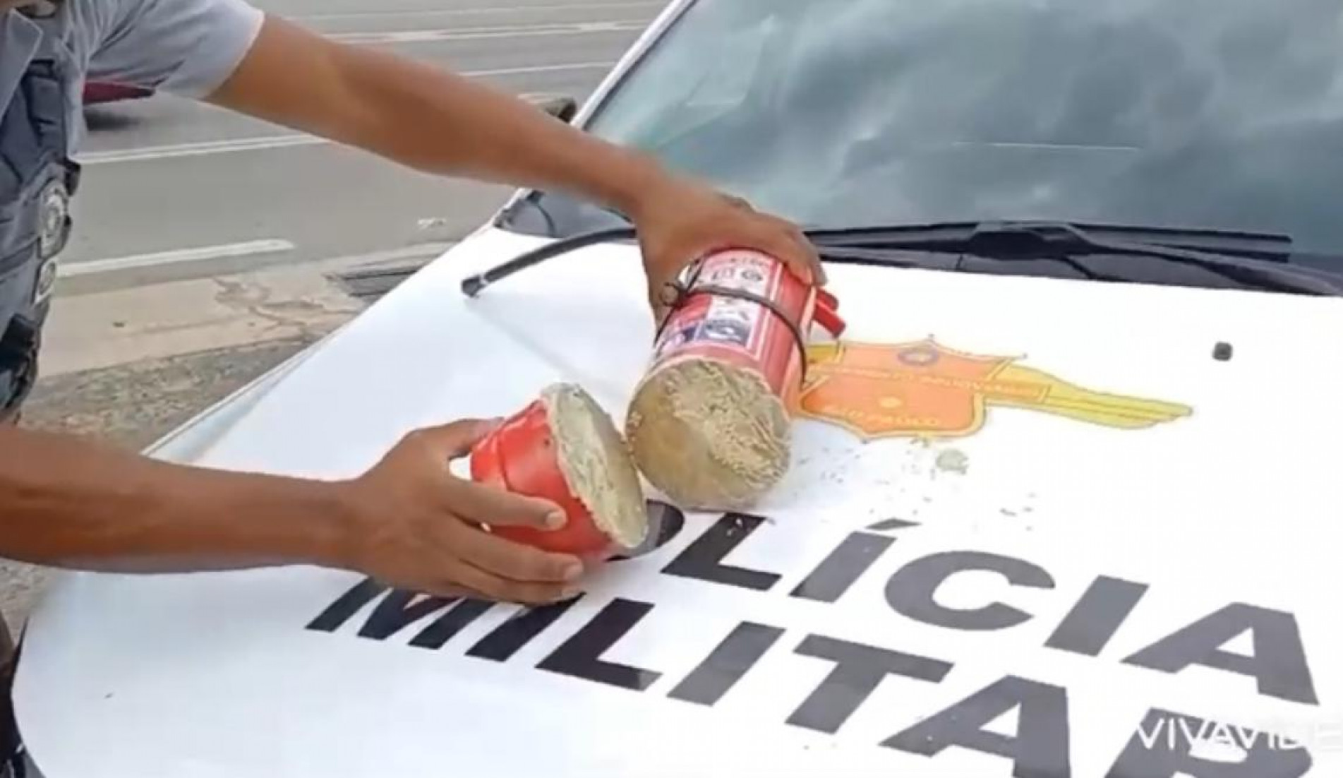 Além da pasta base de cocaína foram encontradas porções de cocaína e maconha em sacos plásticos
