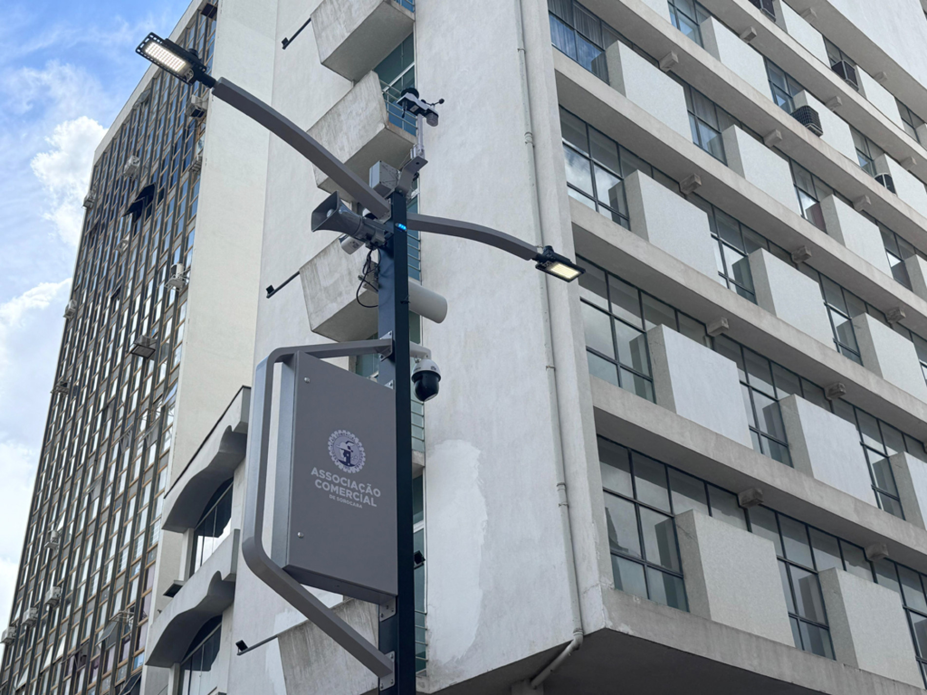 Câmeras 360 graus também fazem leitura de placas de veículos e controle facial 