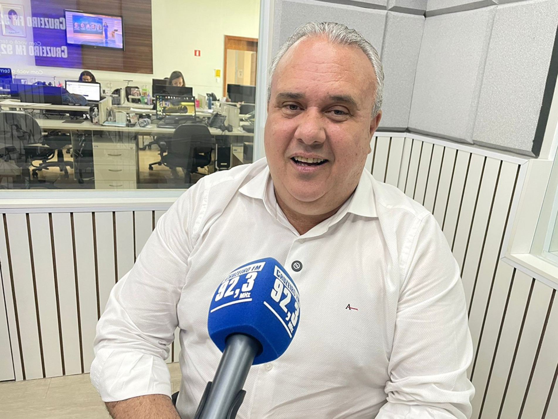 Weber Manga visita as instalações da FUA e dá entrevista à Cruzeiro FM
