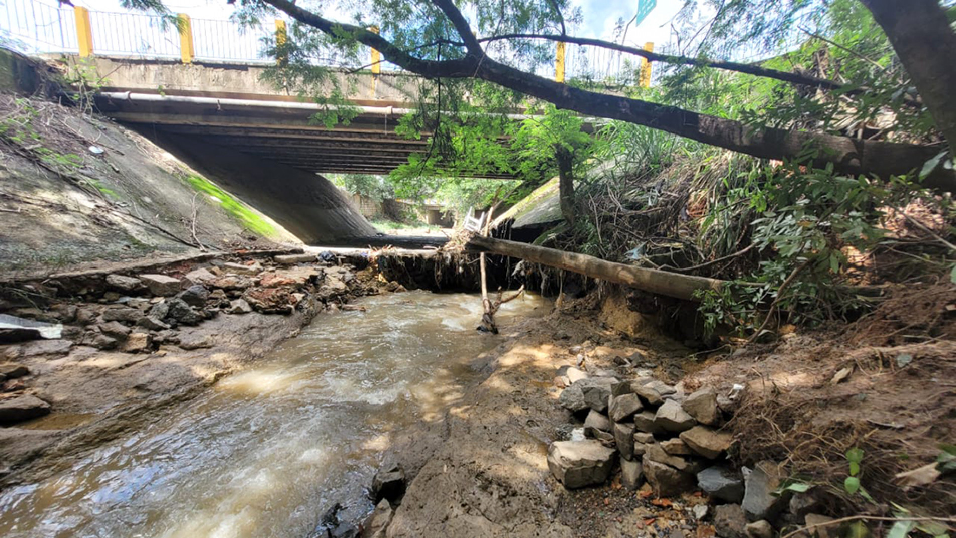Imagem do leito do córrego mostra que água passa pela erosão que foi criada na cabeceira
