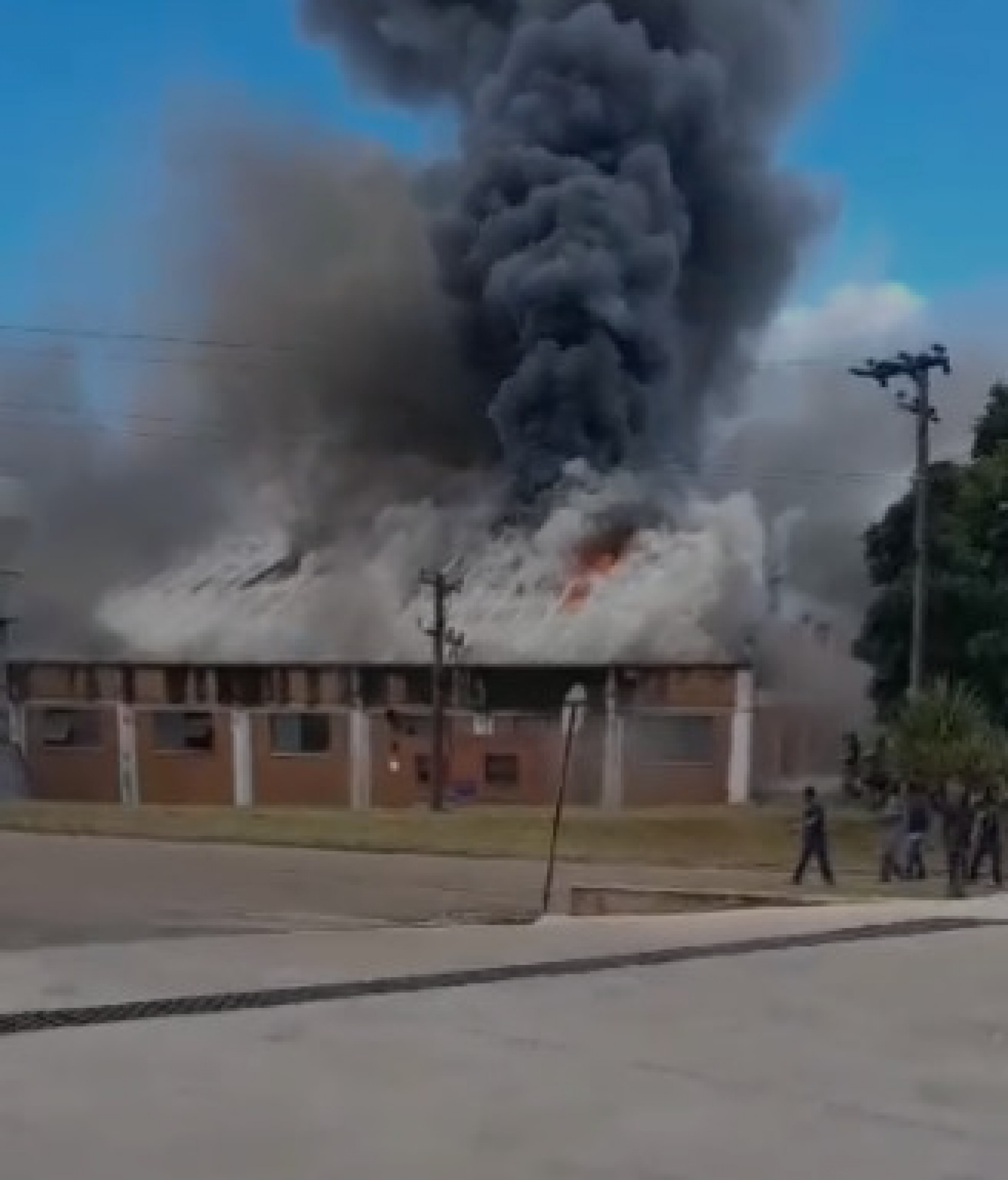 Incêndio começou por volta das 16h30