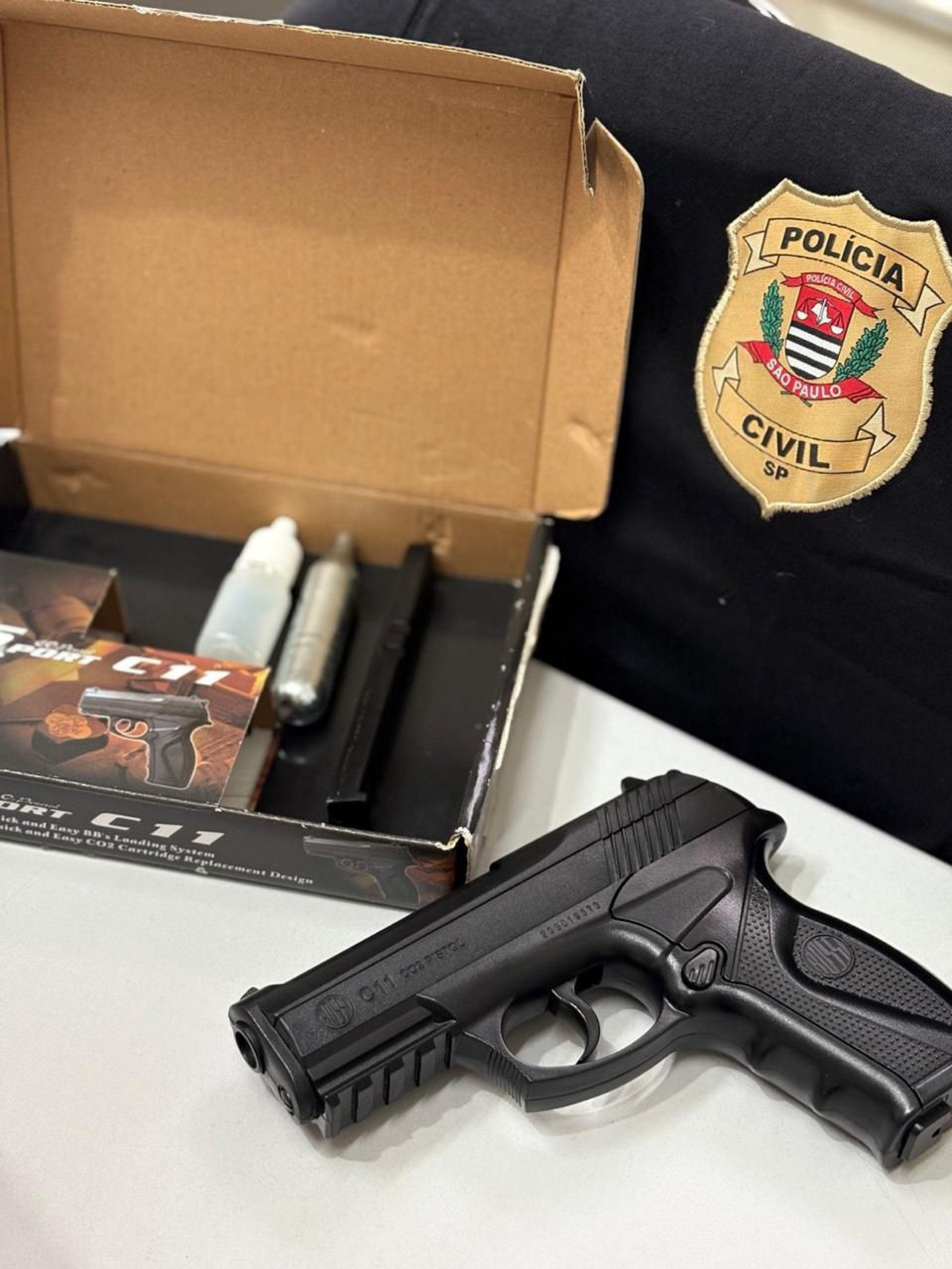 Os disparos eram efetuados por uma arma de pressão, carregada com esferas de aço