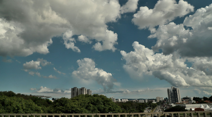 O sol sai neste fim de semana, mas fica encoberto por nuvens 