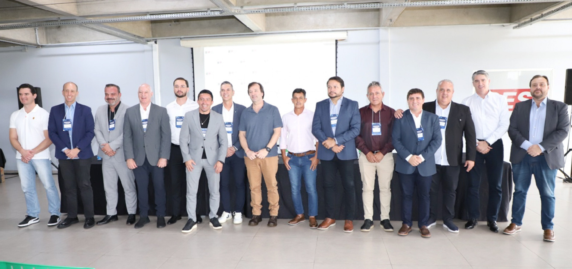 Marcelo Branco e Leodir Ribeiro com representantes das 26 cidades da RMS