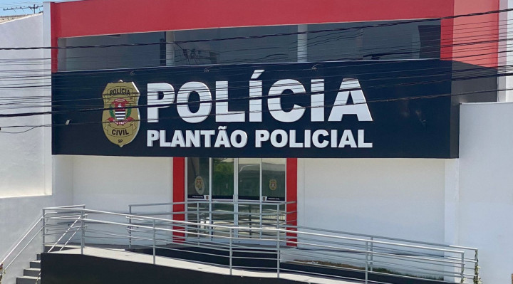 Homem permaneceu preso na carceragem do Plantão Policial 