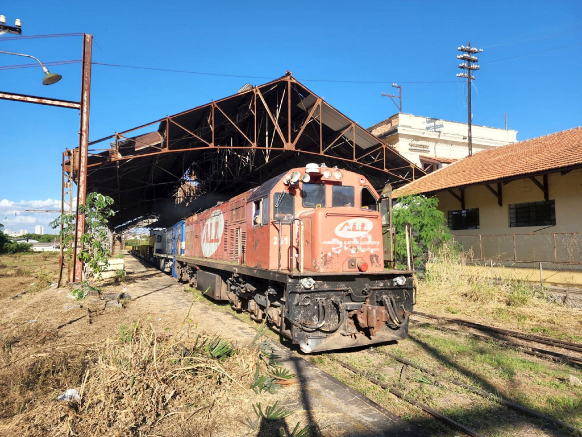 A empresa só movimenta veículos de manutenção, usando as linhas como acesso