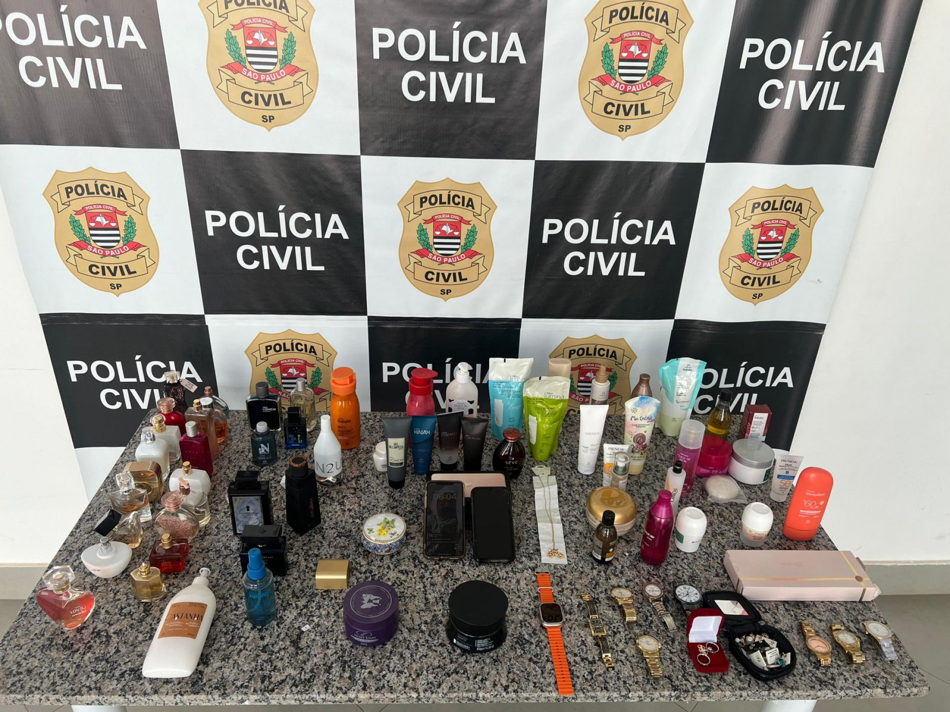 A Polícia Civil de Votorantim recuperou cosméticos furtados durante a 