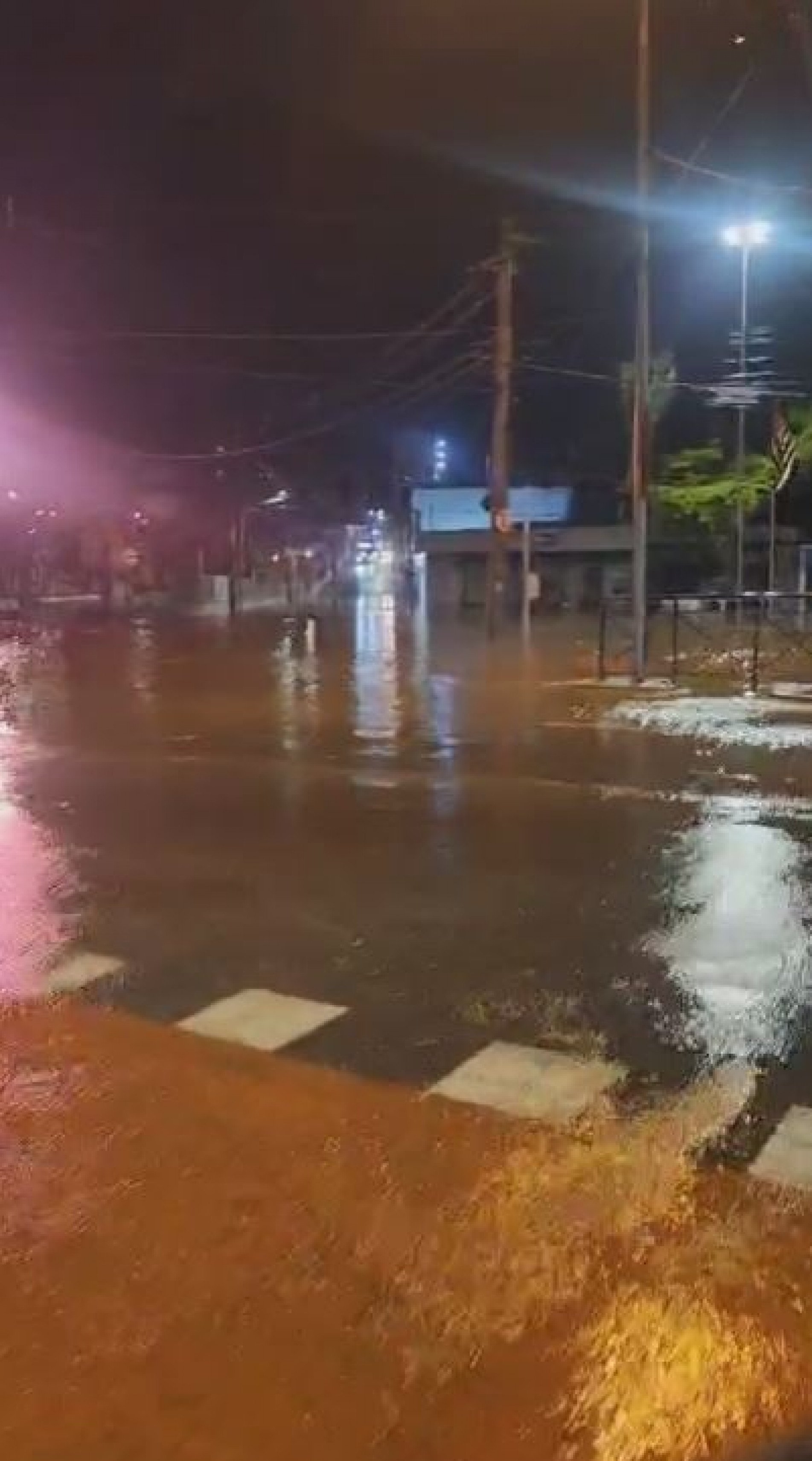 A água subiu em vários trechos da avenida Afonso Vergueiro