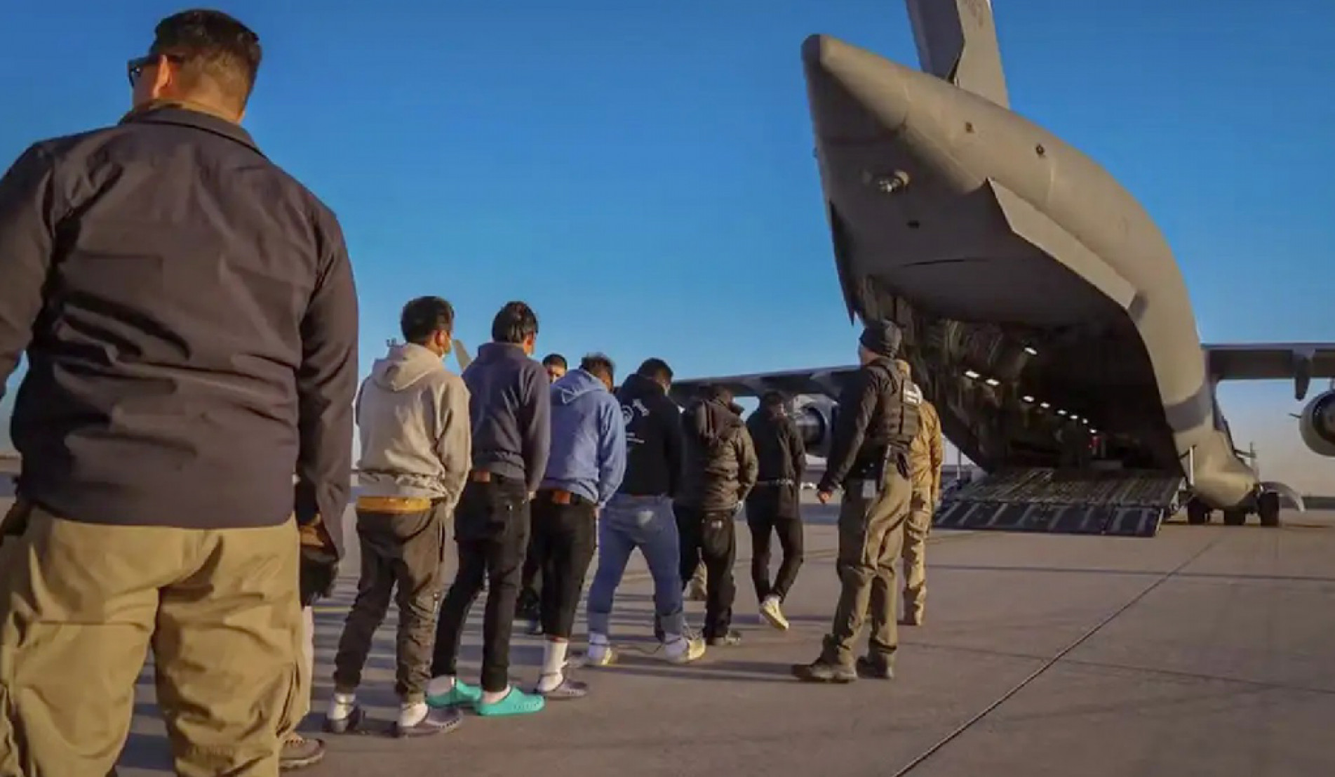 Brasileiros deportados que chegaram no sábado (25) não estão no contexto das novas ações políticas em curso
