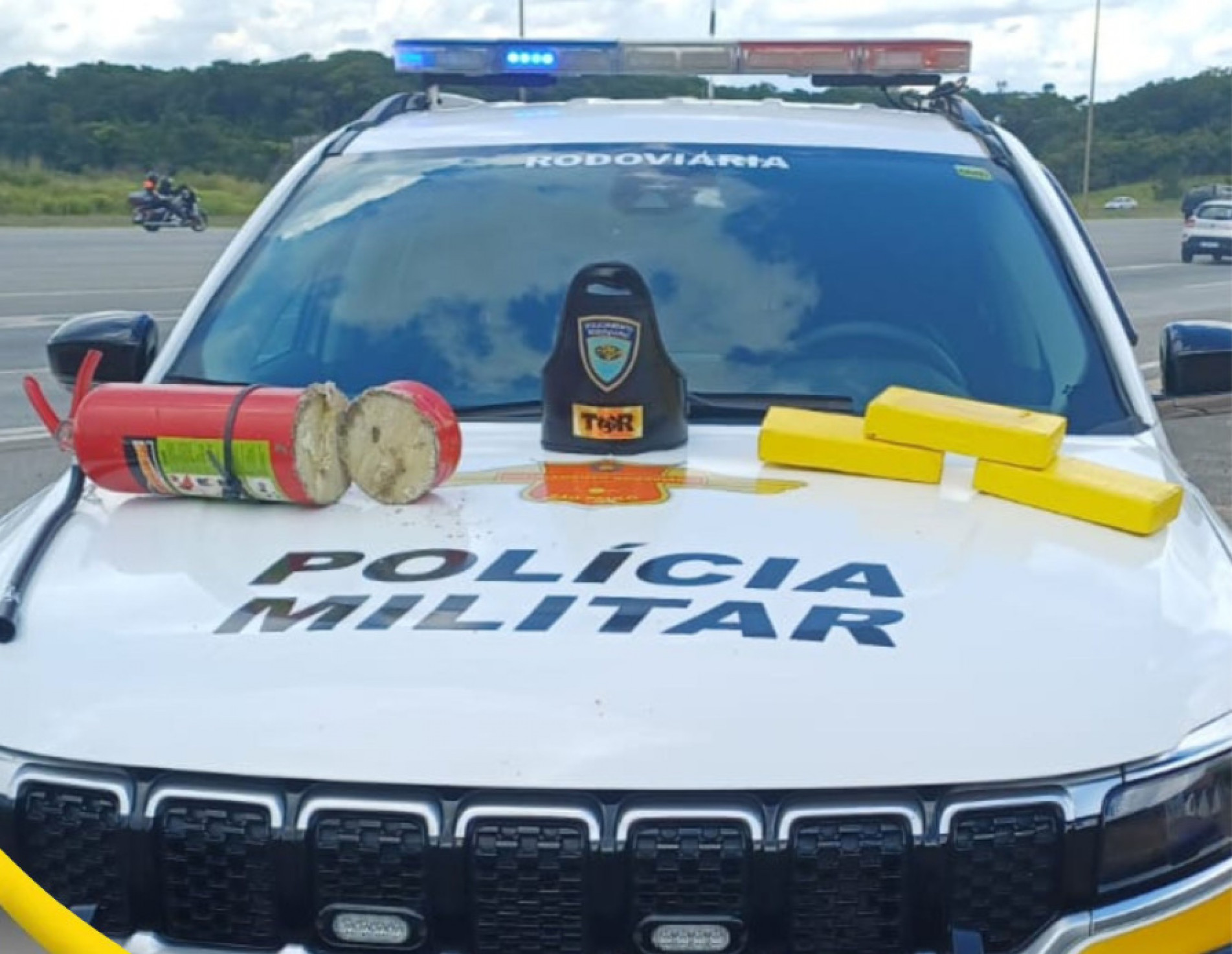 Bolivianas transportavam pasta base de cocaína na bagagem; parte da droga estava escondida em um extintor 