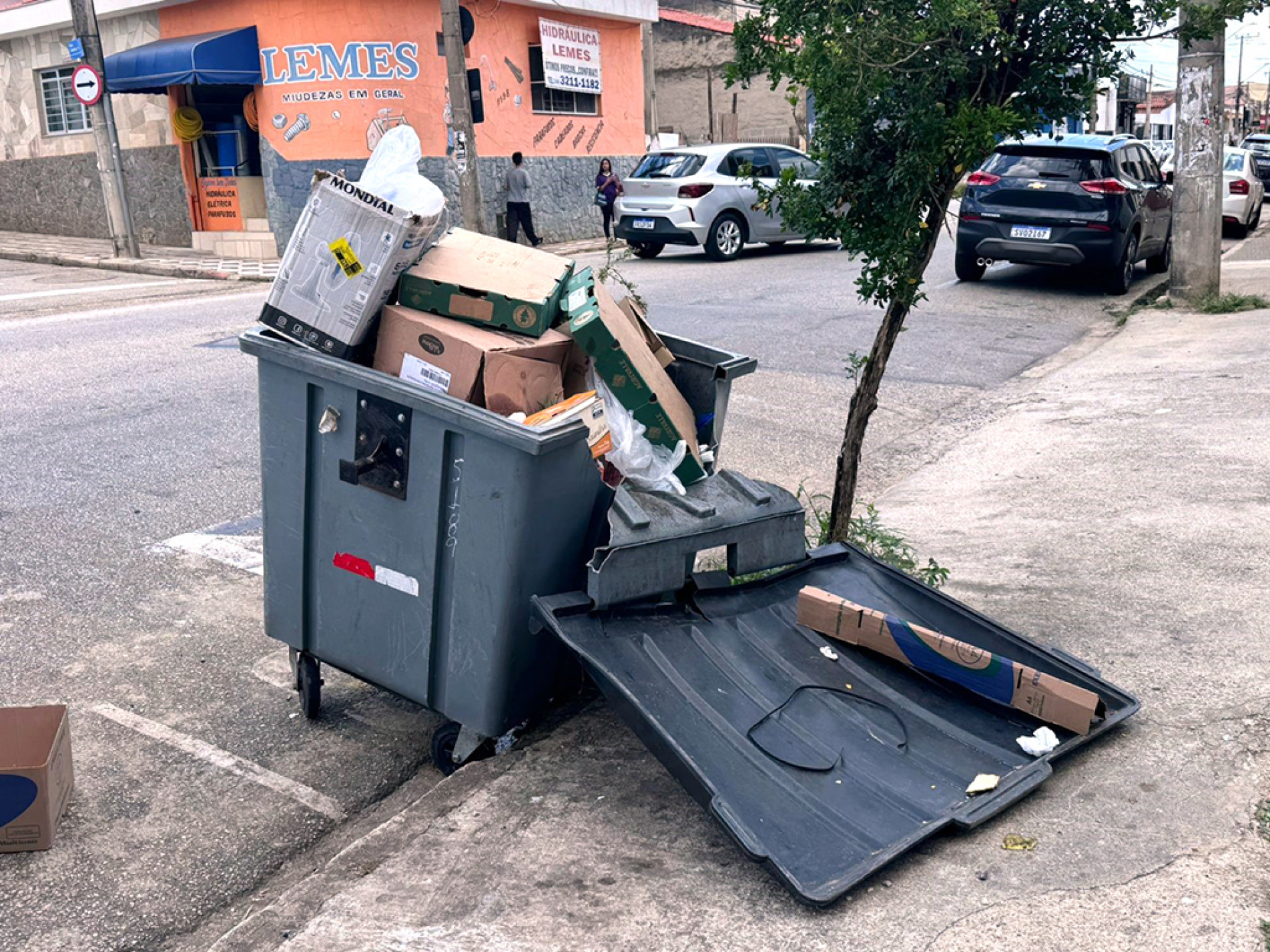 Flagrante de recipiente danificado mostra a situação inadequada 
para armazenar o lixo
