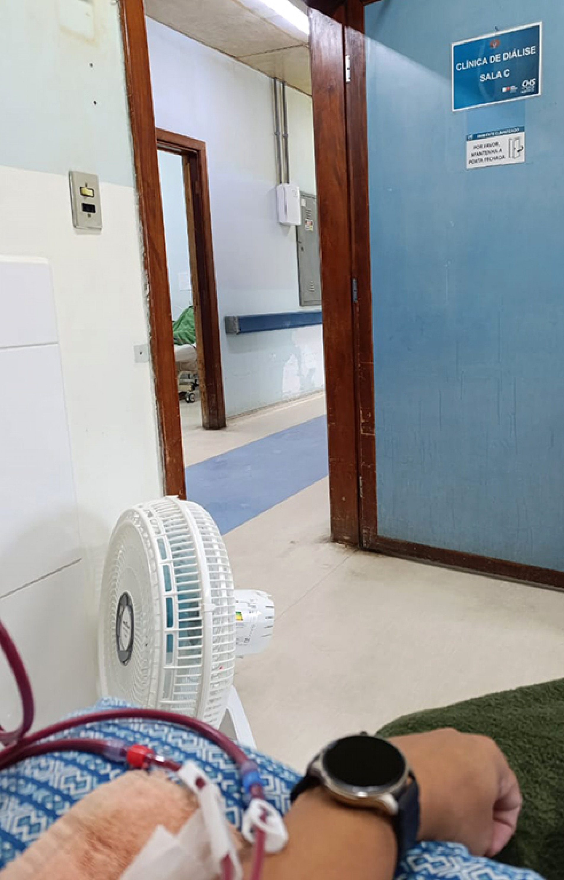Paciente relata que precisa levar ventilador para amenizar o calor
