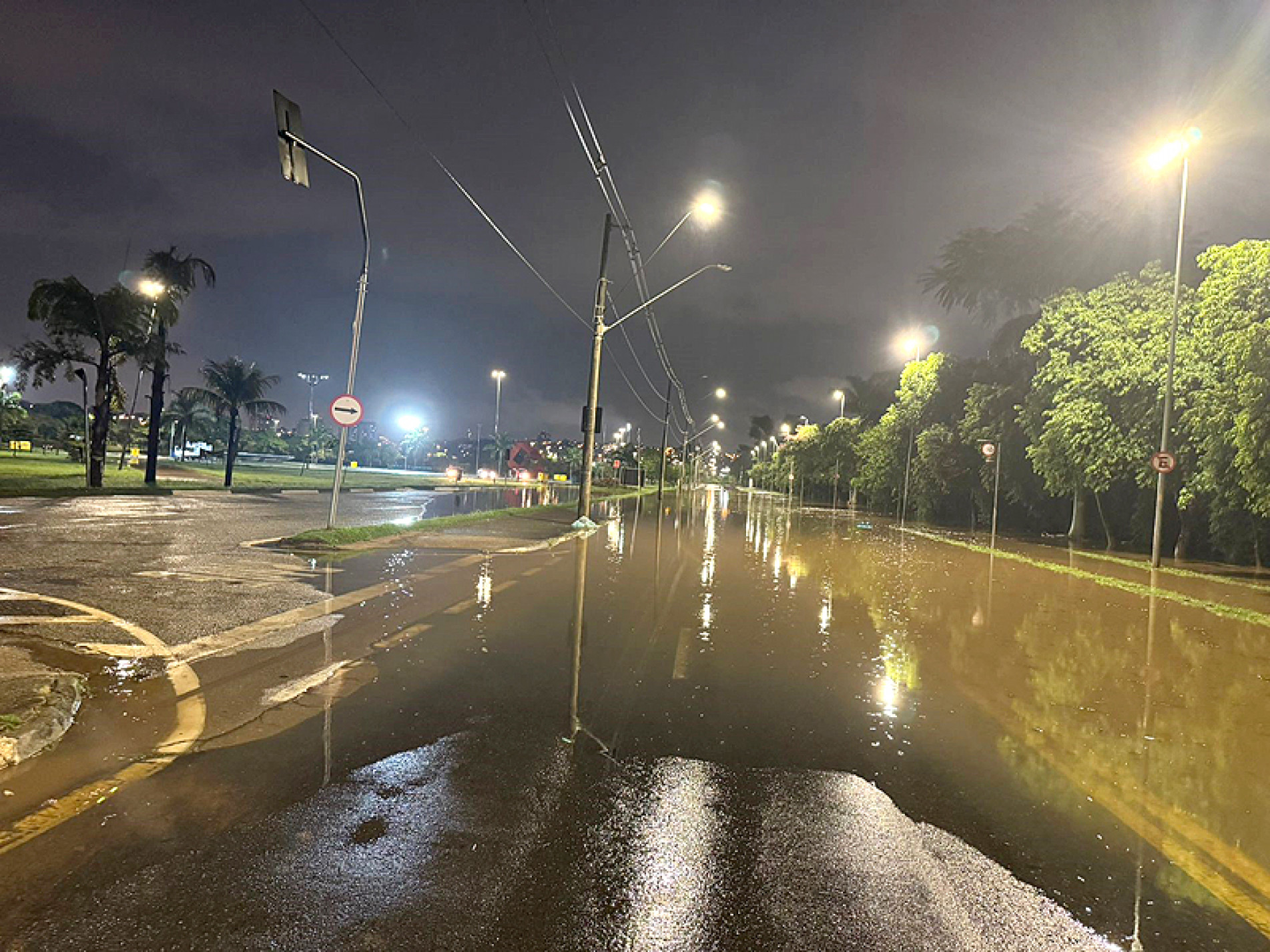 Na Dom Aguirre, na altura do Parque das Águas, e na 15 de Agosto, 
as águas invadiram as pistas, que precisaram ser interditadas
