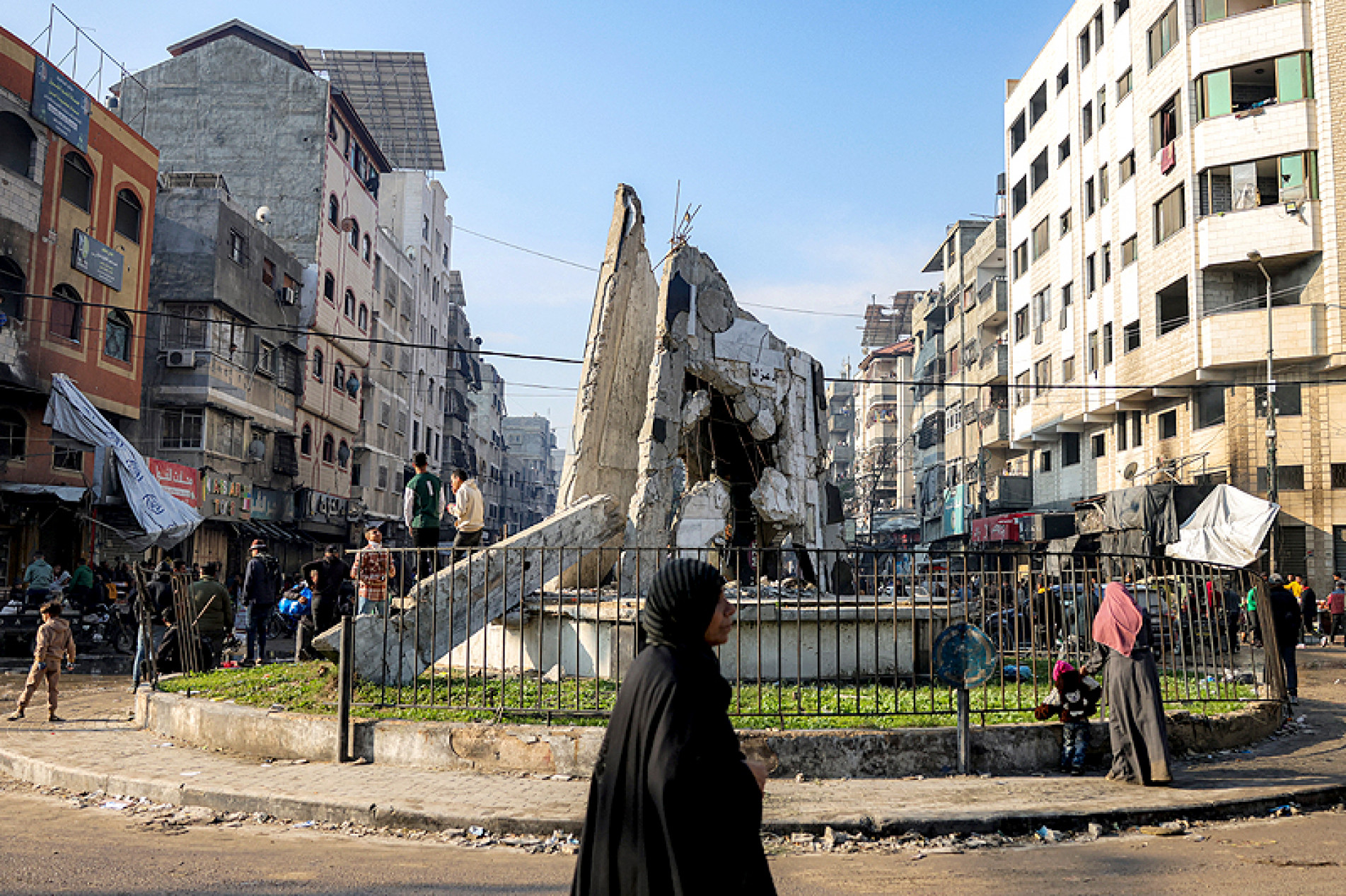 Escritórios e a equipe da UNRWA desempenham assistência médica e educacional nos territórios palestinos
