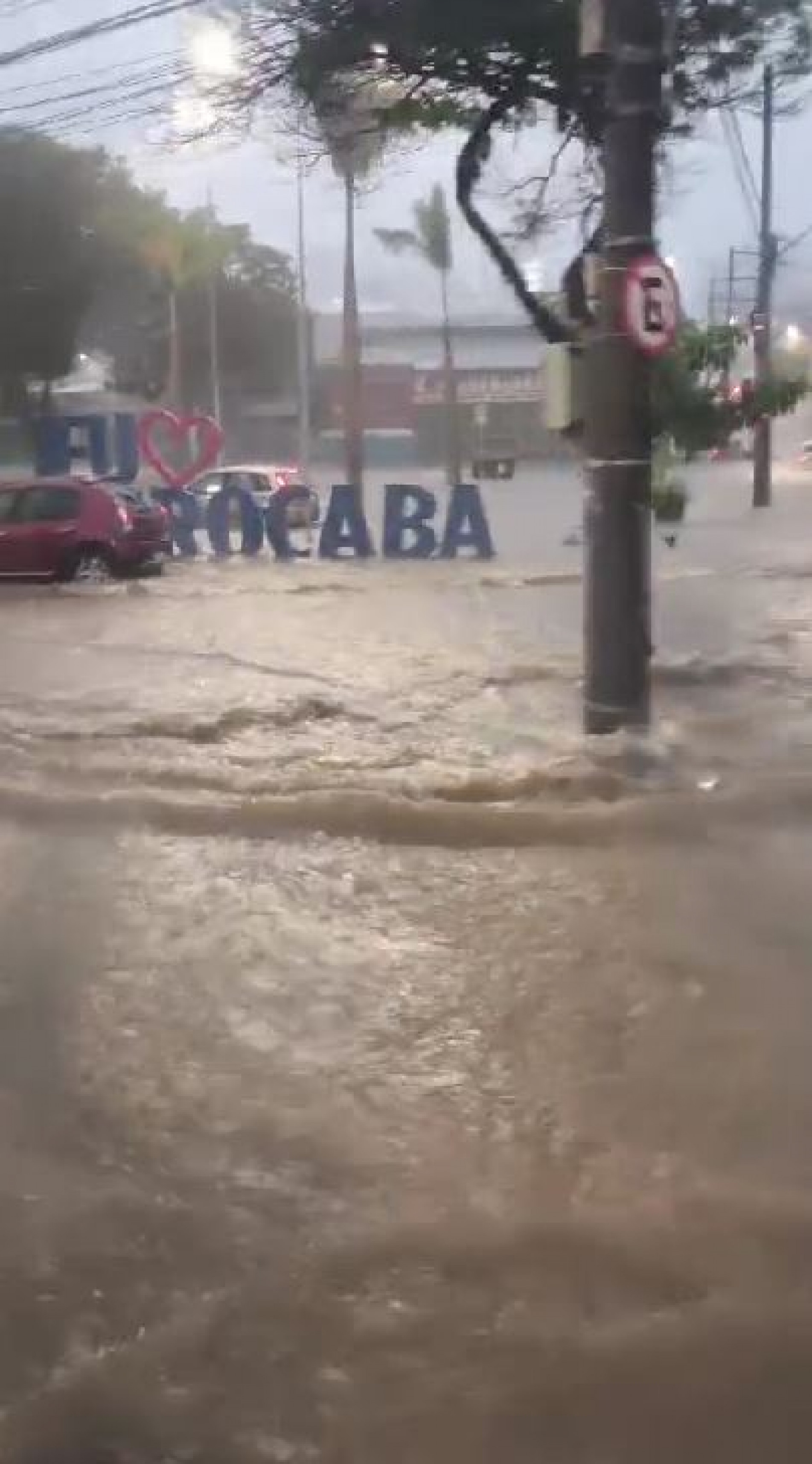 A Praça da Bandeira foi tomada pela água