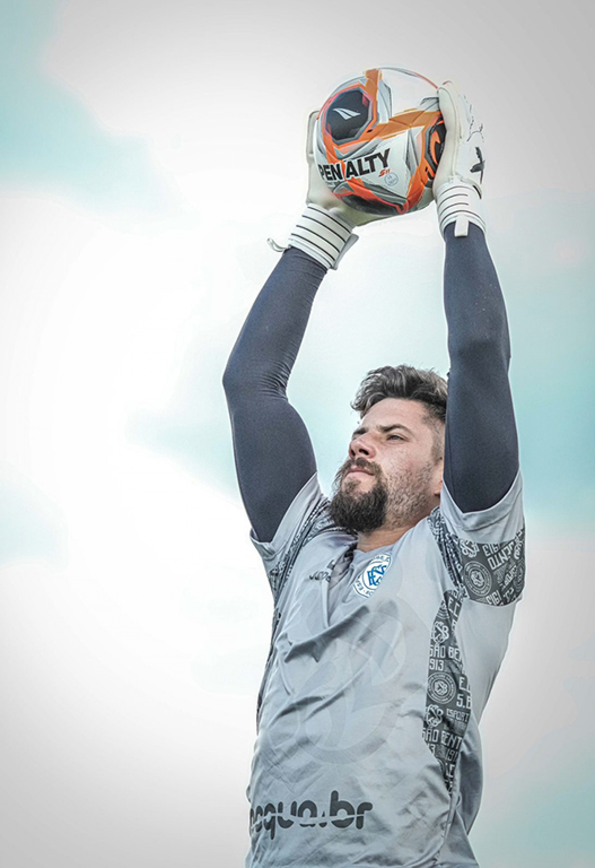 Goleiro Matheus Almeida durante treinamento às vésperas da partida: busca pela reabilitação

