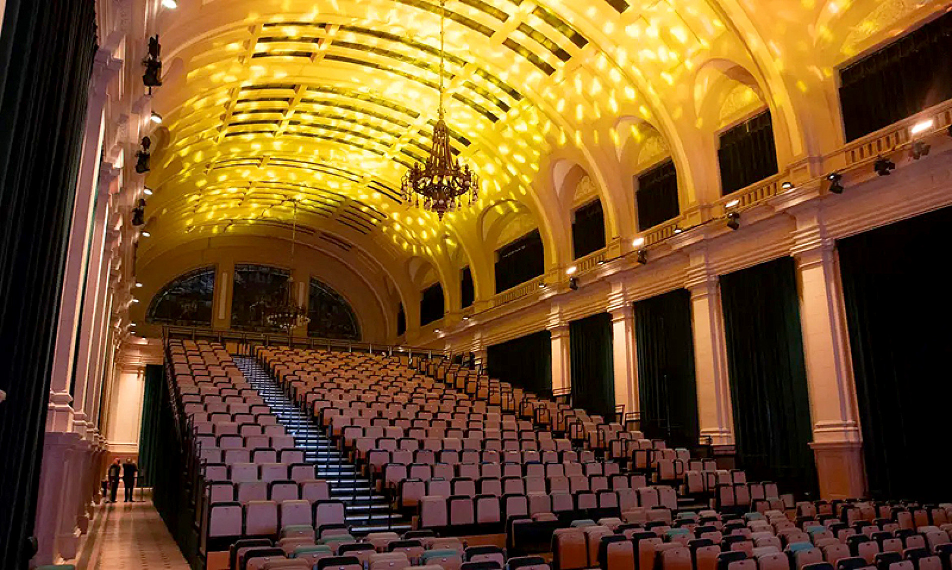 Estação das Artes conta com plateia para 543 pessoas e um palco de 160 m², ambos modulares 