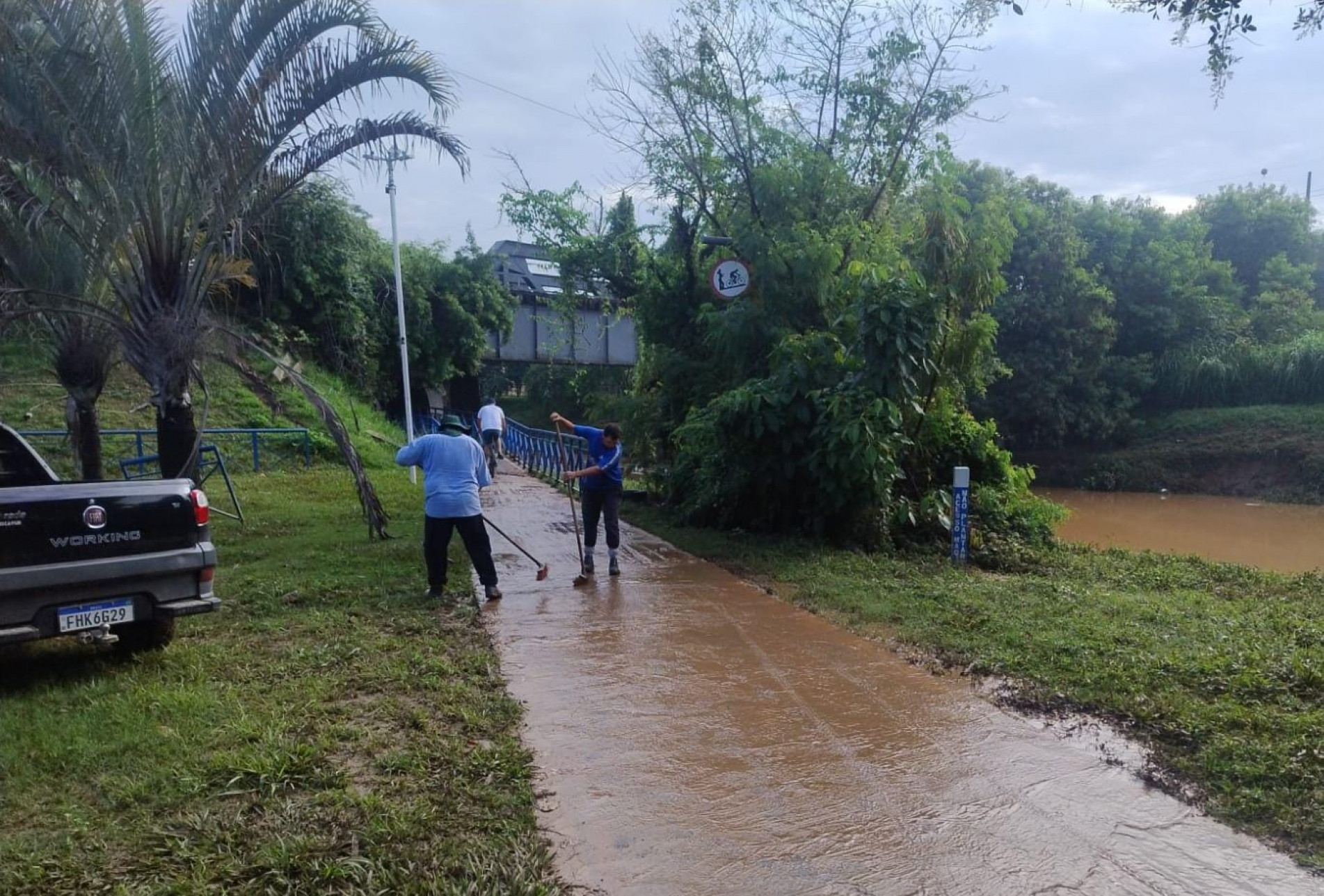Equipes seguem com as limpeza na manhã desta quarta-feira (29)