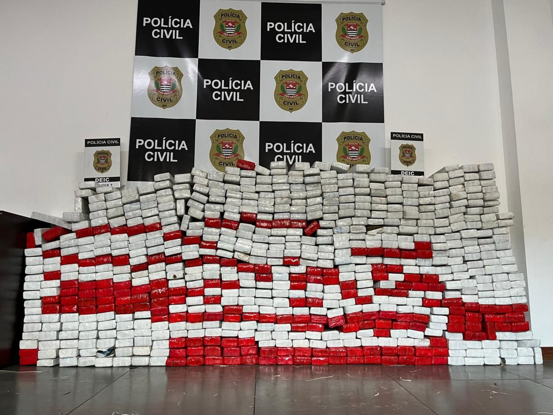 A Deic apreendeu mais de meia tonelada de drogas na picape 