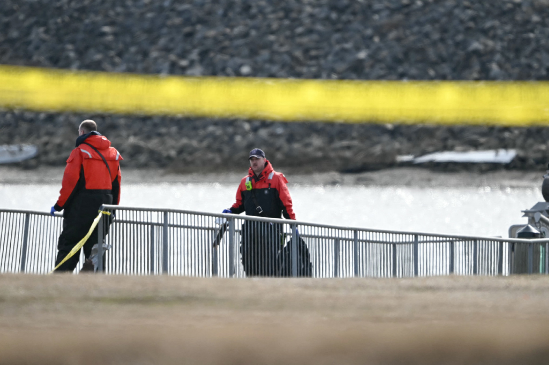  Vento, frio, gelo e risco de hipotermia dificultam a operação de resgate dos corpos das vítimas
