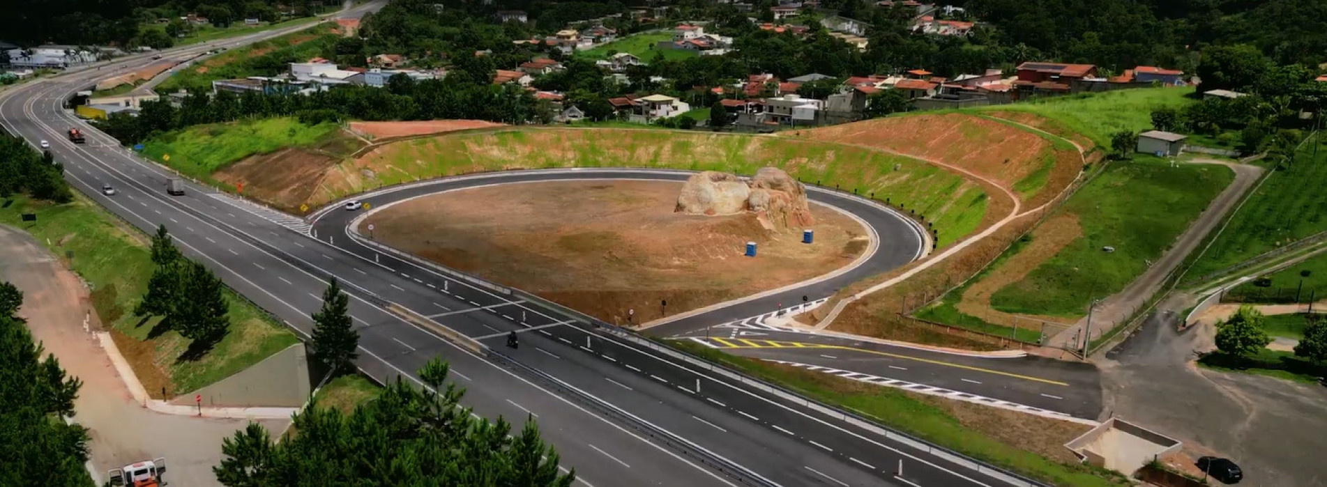Viaduto, pavimentação, sistemas de drenagem, paisagismo e elementos de segurança foram instalados no km 58+800 da Raposo Tavares