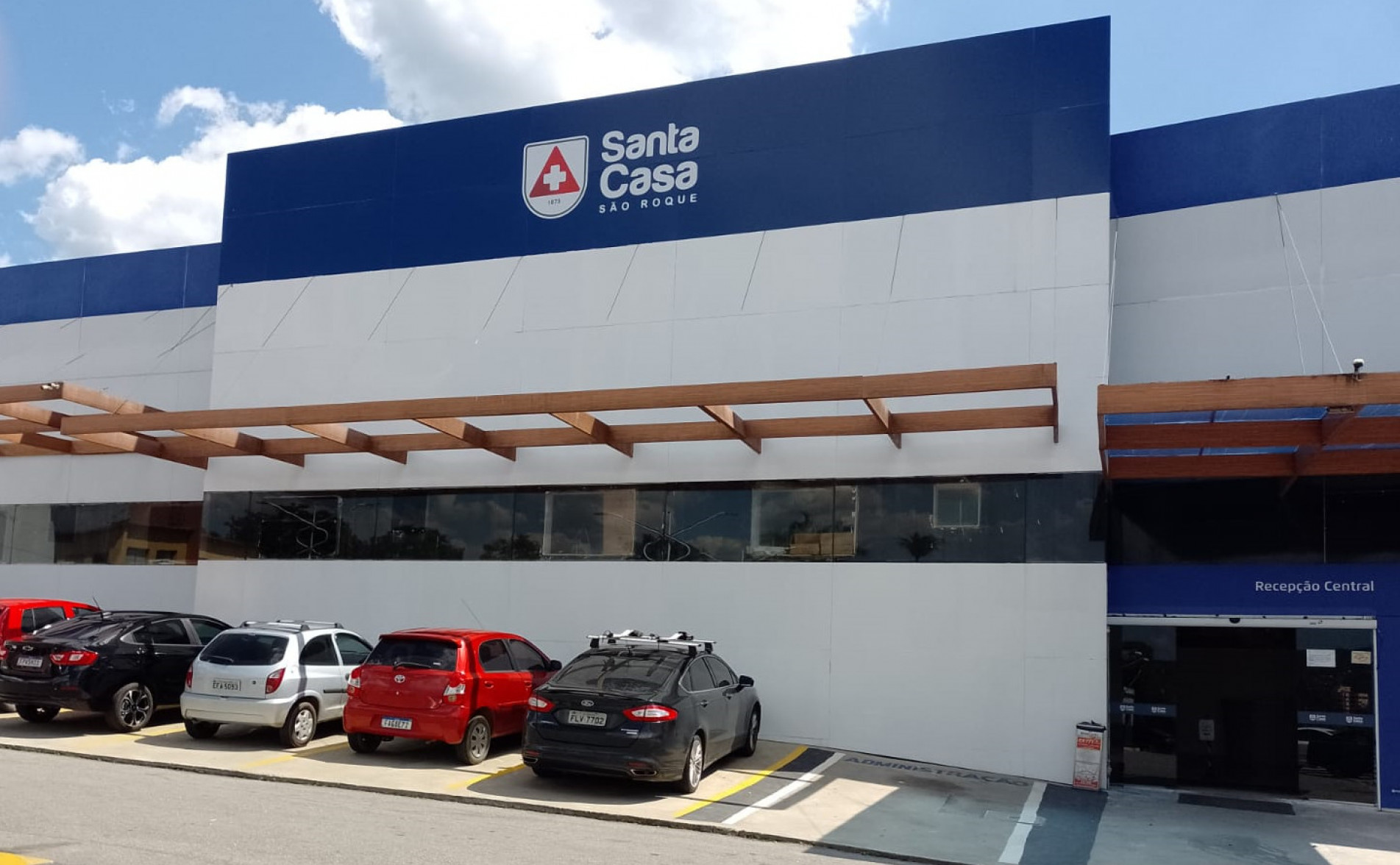 Homens foram levados para a Santa Casa de São Roque; não há informações sobre o estado de saúde deles 