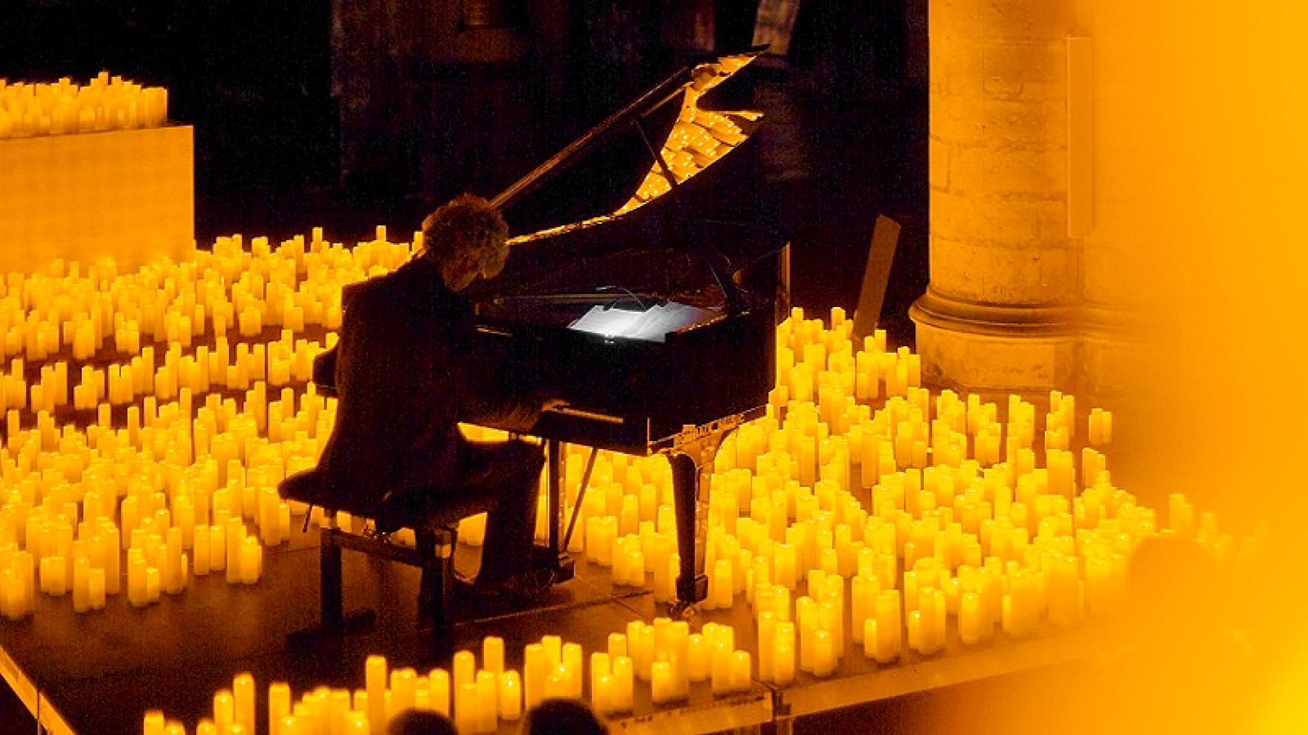 Evento tem atmosfera iluminada por um mar de velas
