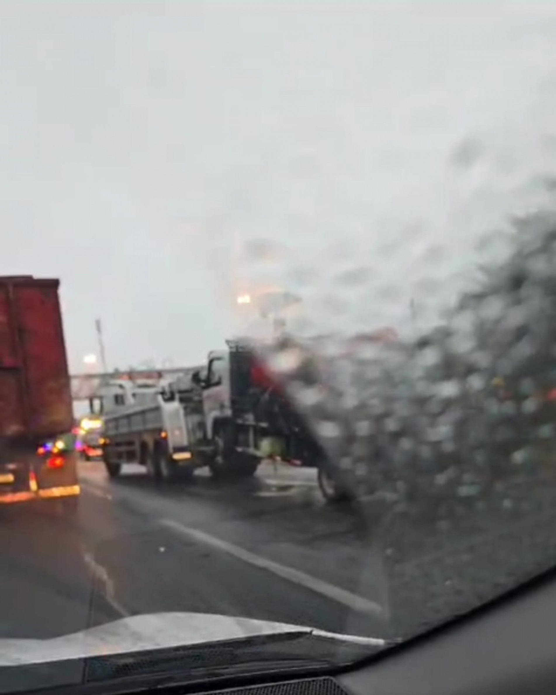 O acidente ocorreu no quilômetro 97+200, sentido capital