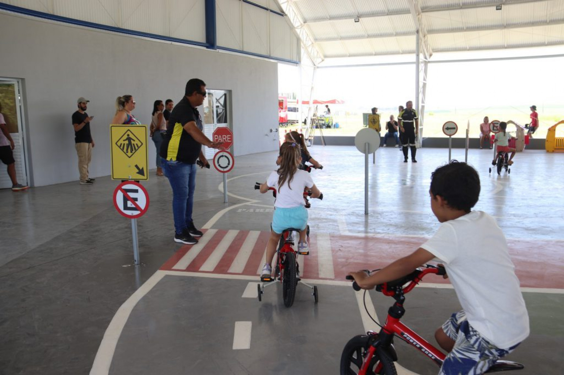 A Minicidade reproduz um circuito de trânsito, no qual as crianças vivenciam situações que são comuns nas ruas 
 