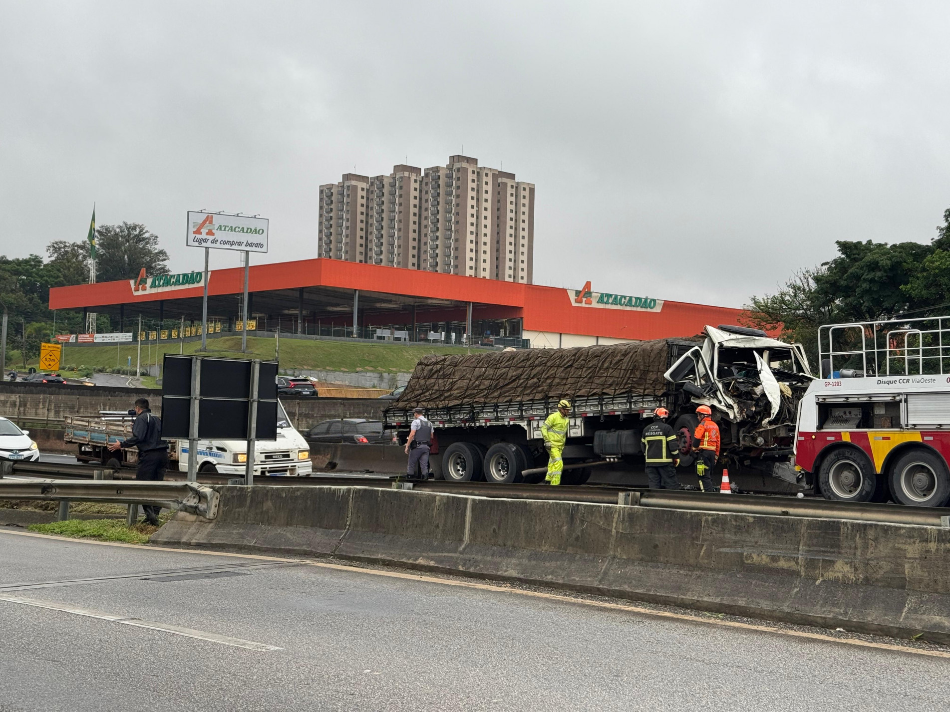 No segundo acidente, houve uma colisão traseira entre duas carretas 