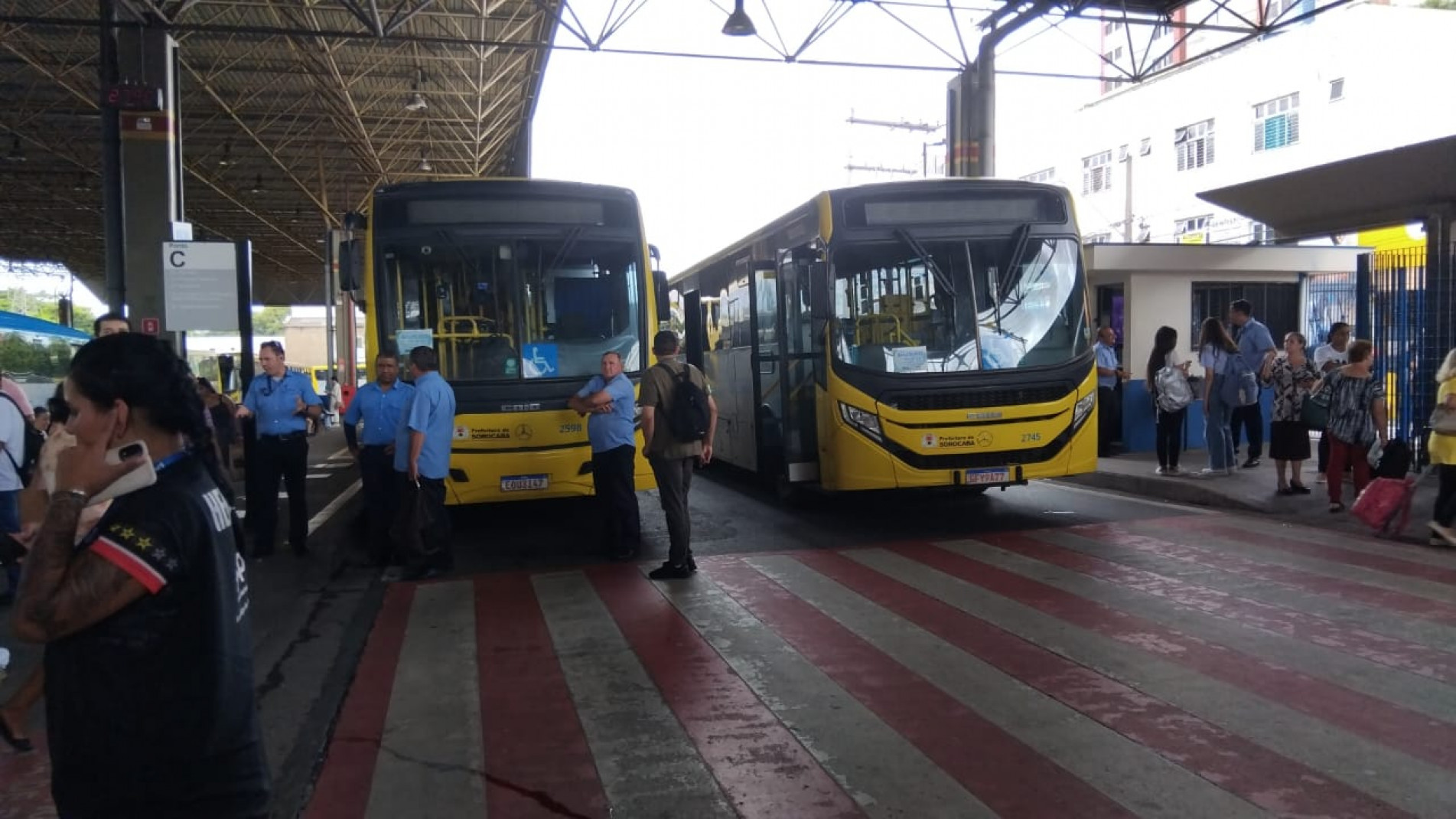 No terminal São Paulo os ônibus estão estacionados