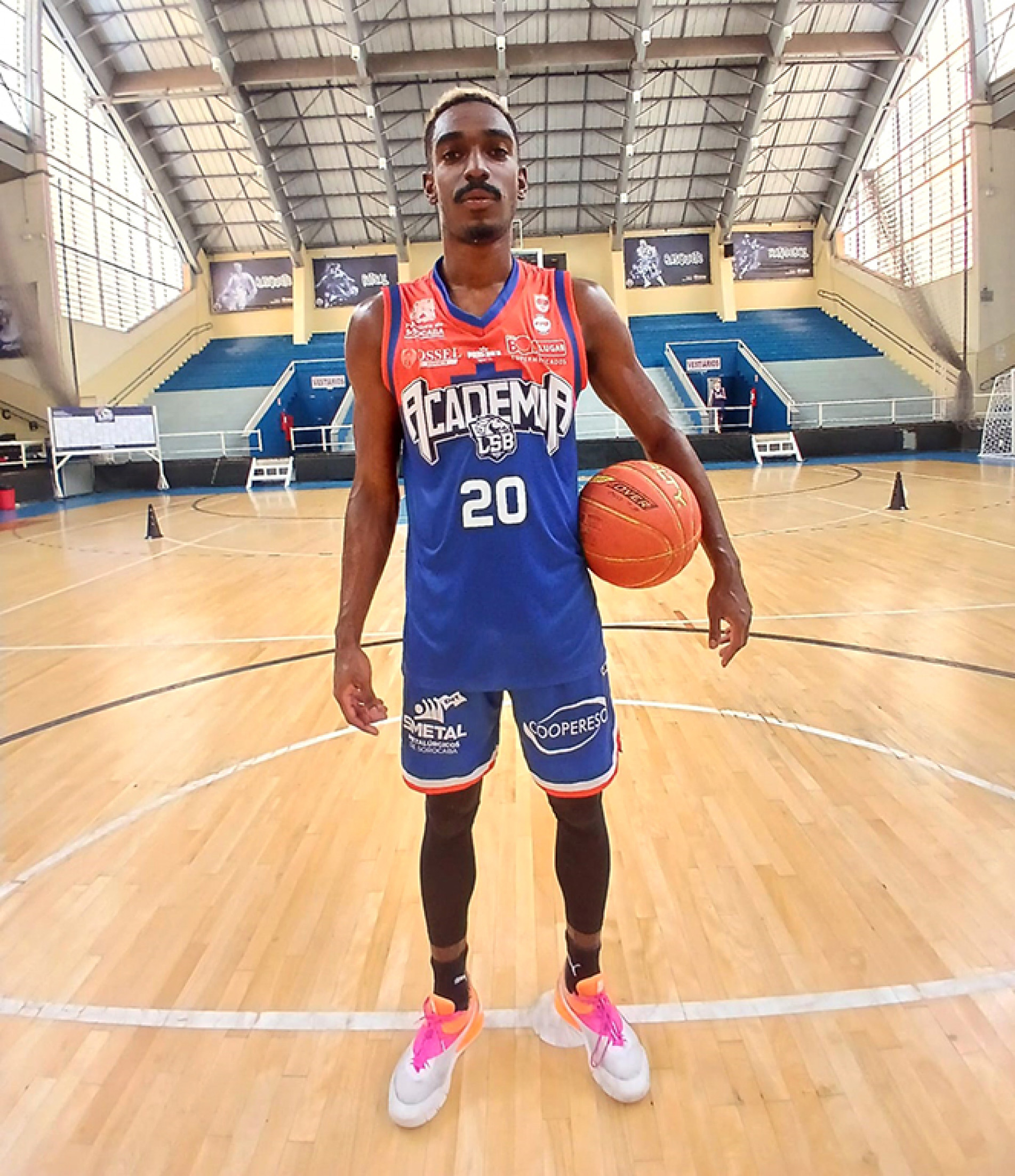 Colina, 24 anos, é apresentado: passagens por São Paulo, Mogi e Bauru
