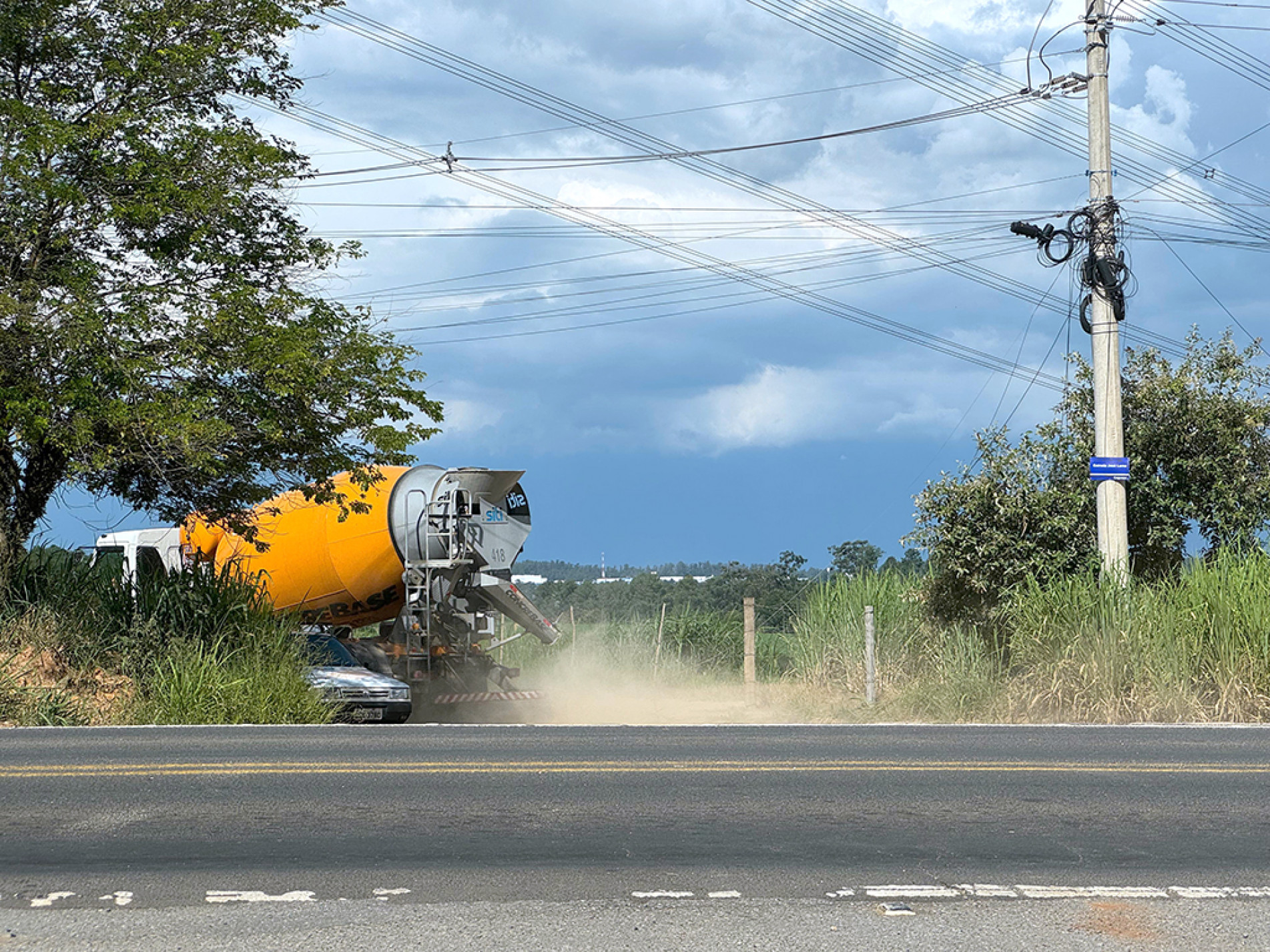 Uso de estrada alternativa seria para evitar fiscalização sobre o peso da carga. Empresa diz que está ciente do problema e que, até então, não havia identificado essa situação em seu sistema de rastreamento
