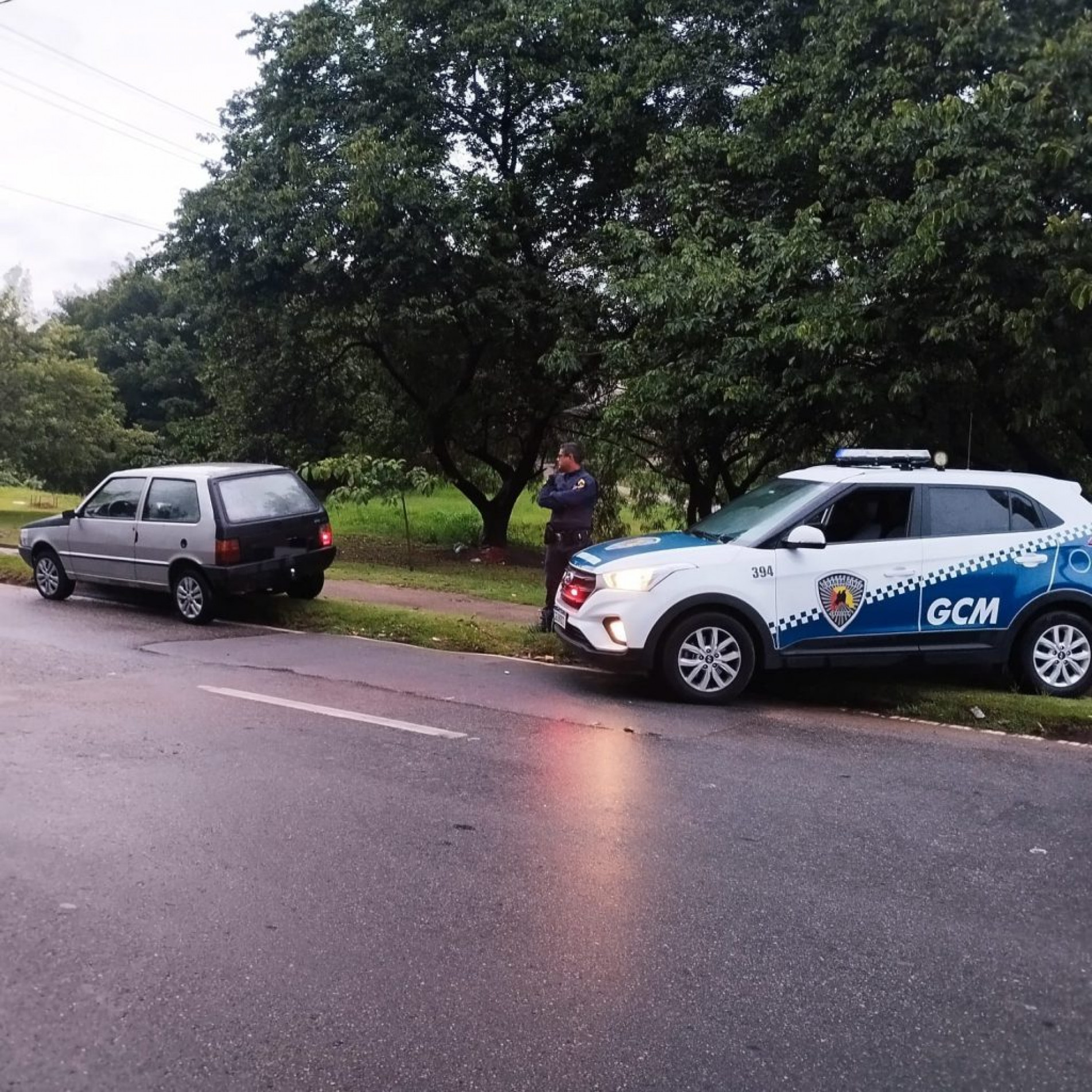 O carro estava estacionado, porém, com os faróis ligados e a porta aberta