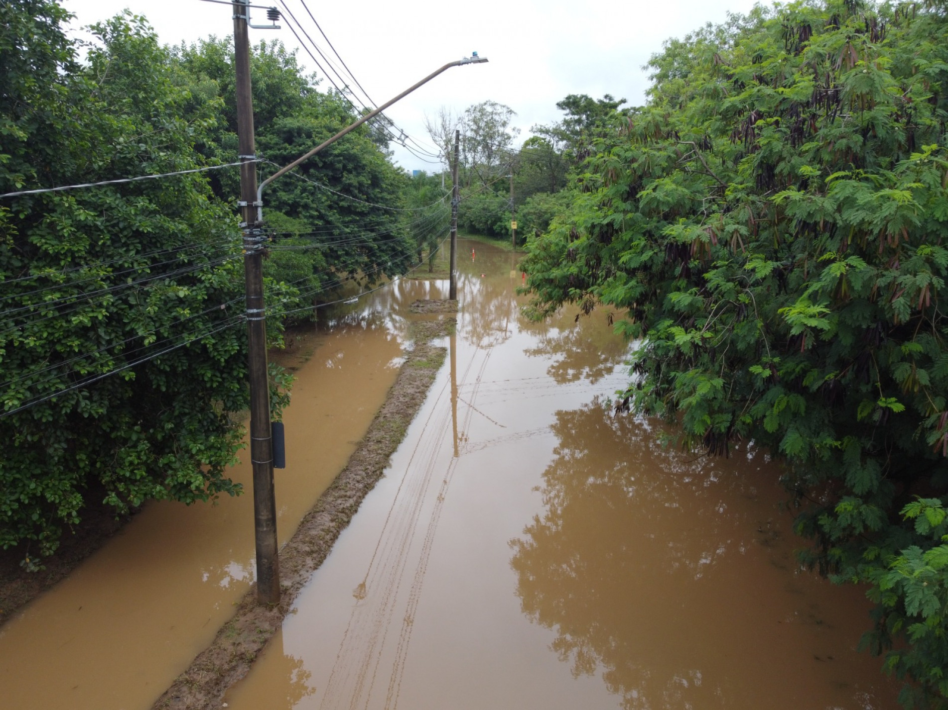 A Avenida XV de Agosto deve ser liberada até o começo da tarde deste sábado (1)