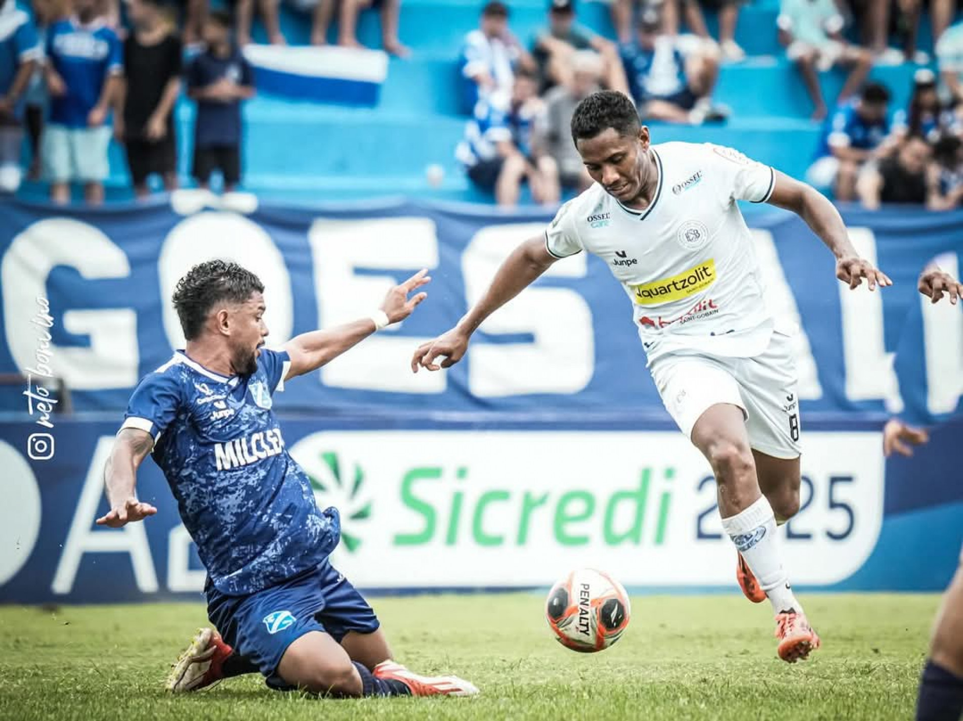 No primeiro tempo, as duas equipes começaram se estudando e trabalhavam mais a bola