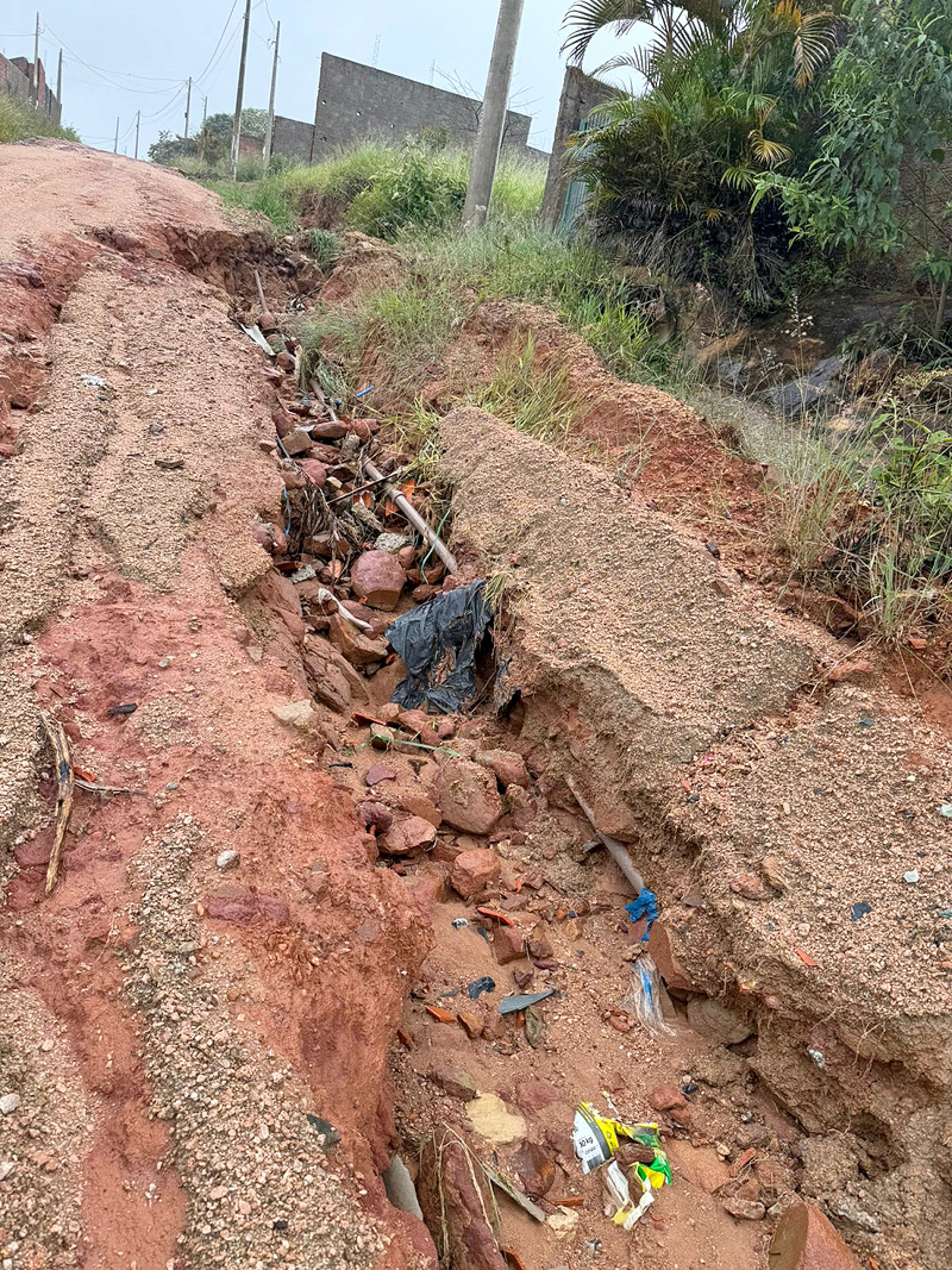 Moradores sofrem com buracos para chegar em casa

