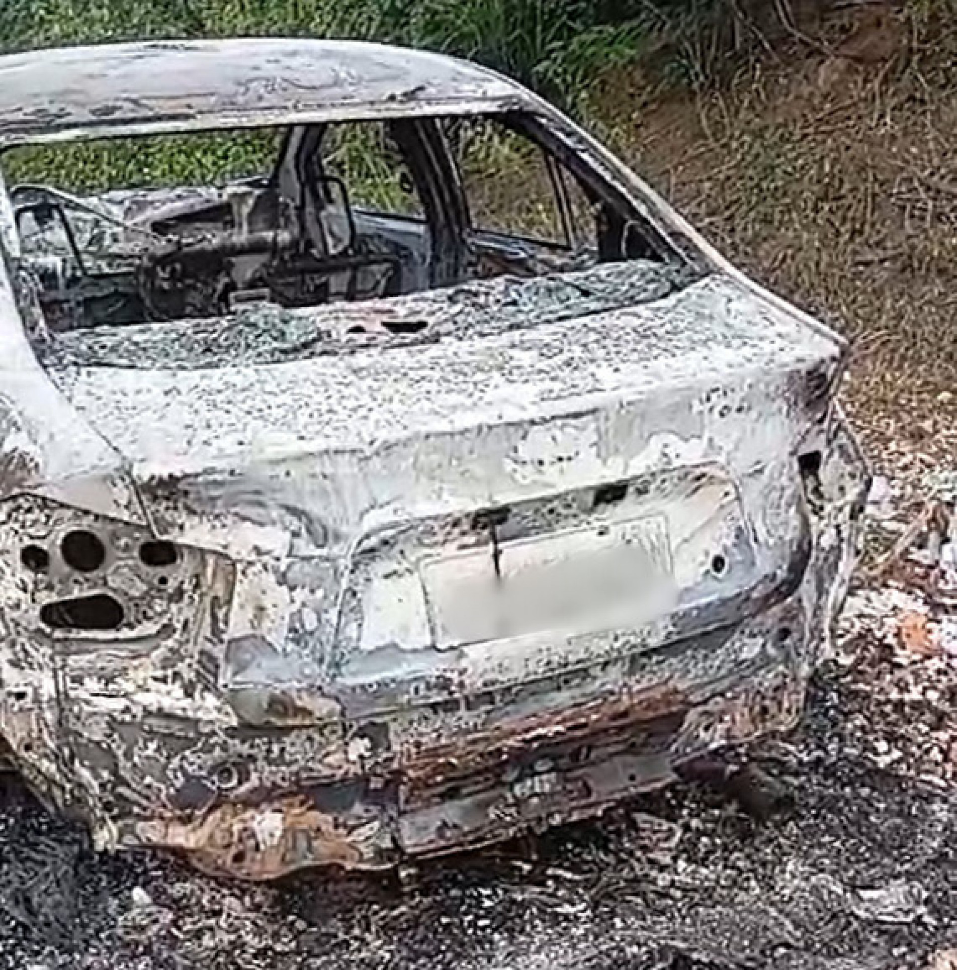 Vítima e carro ficaram carbonizados  