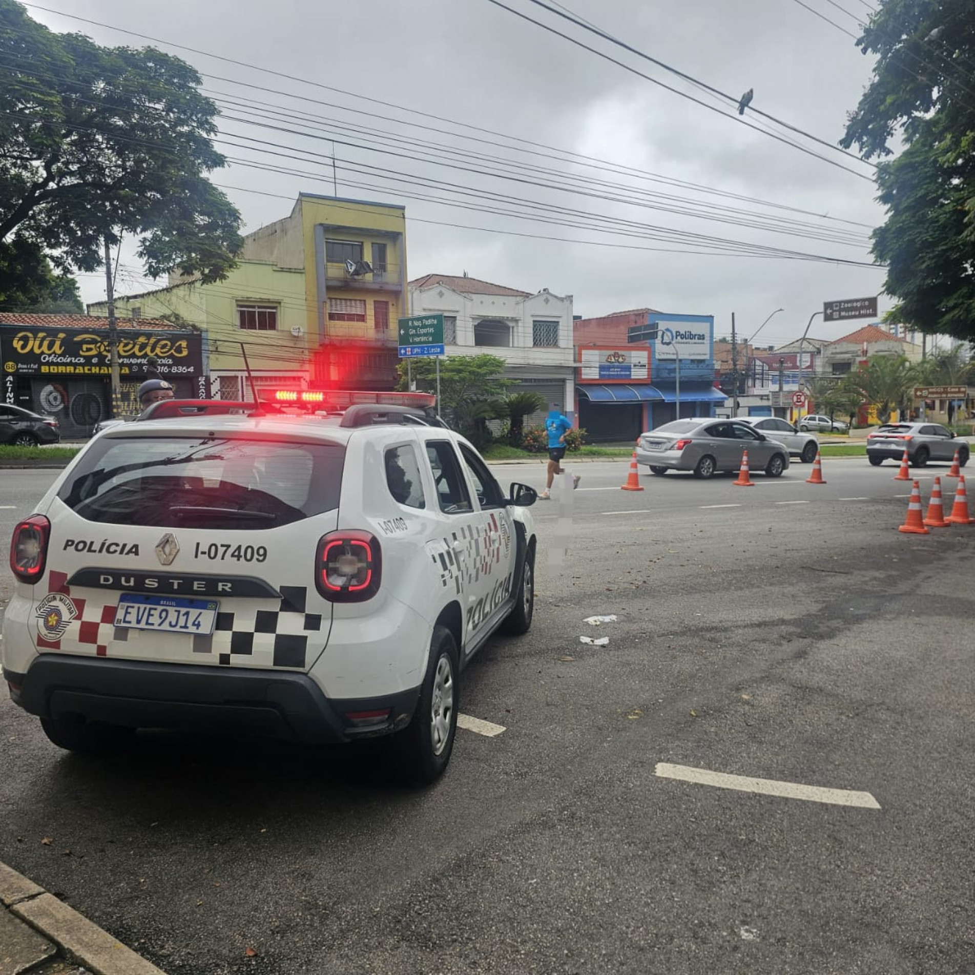 Uma das viaturas ficou posicionada na avenida São Paulo, na travessa com a Nogueira Padilha