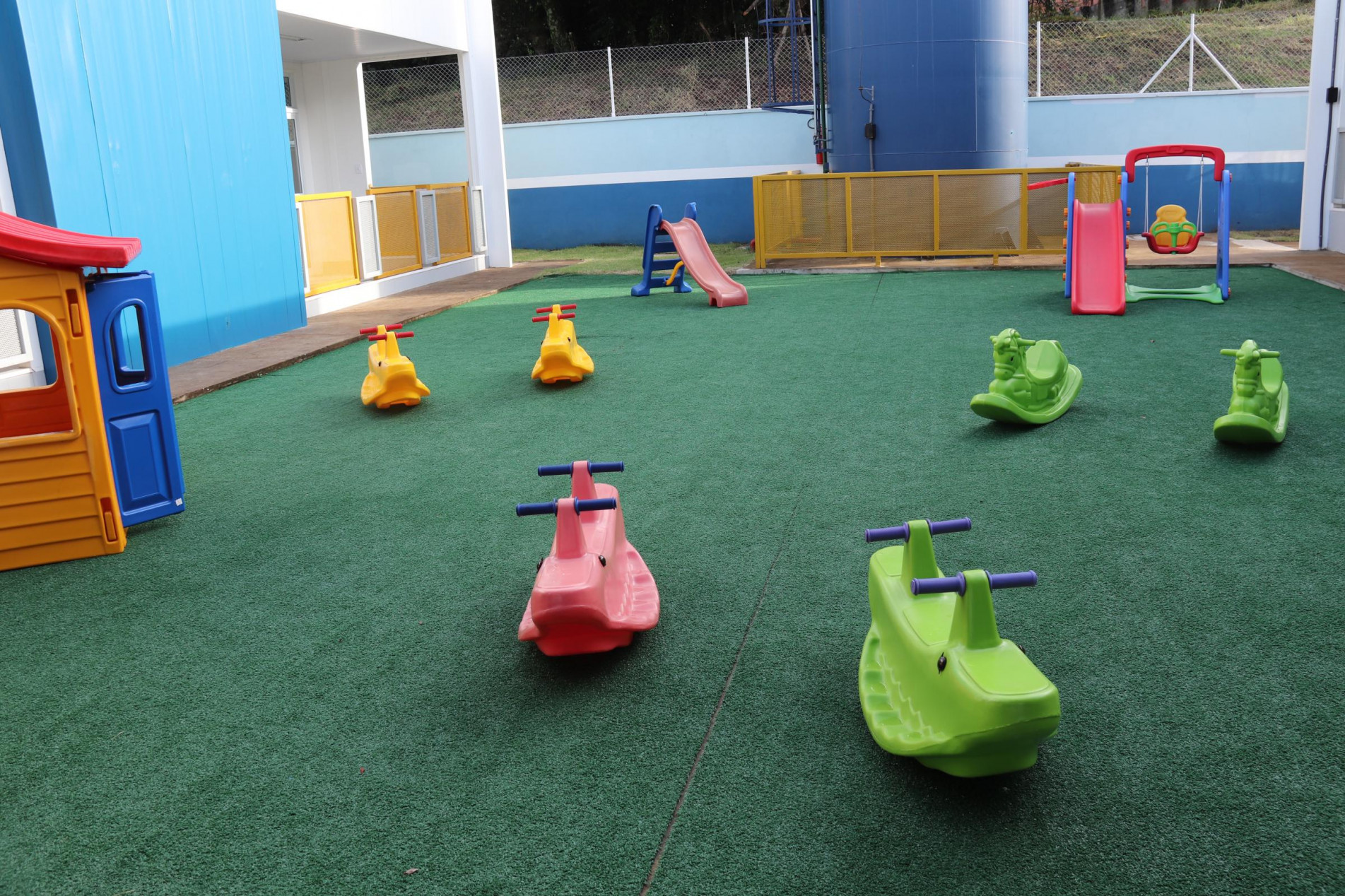 CEI 143 conta com com dez salas de aula, playground, solários e espaços ao ar livre