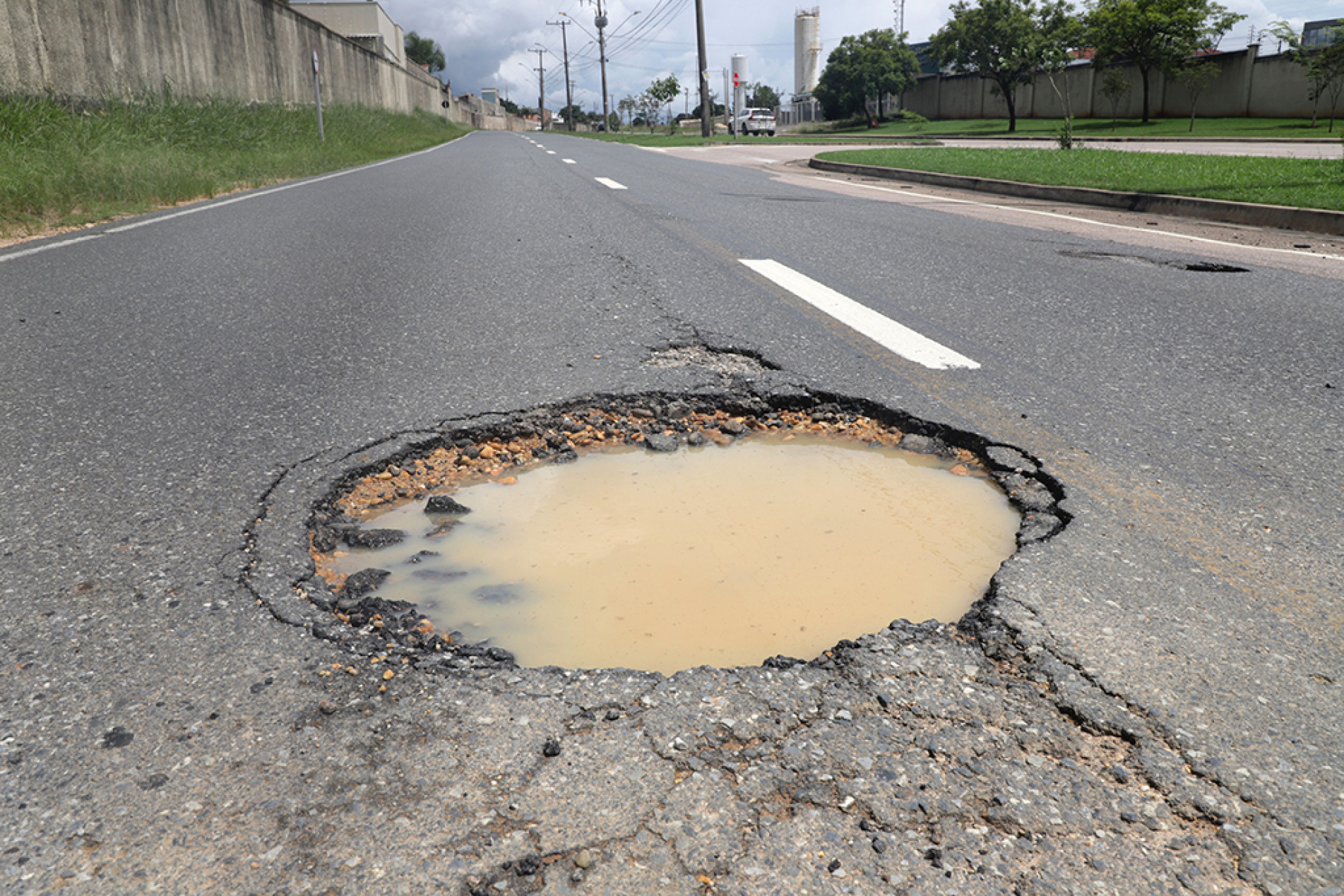 Buracos no asfalto, alguns sequer sinalizados, são algumas das principais queixas dos munícipes
