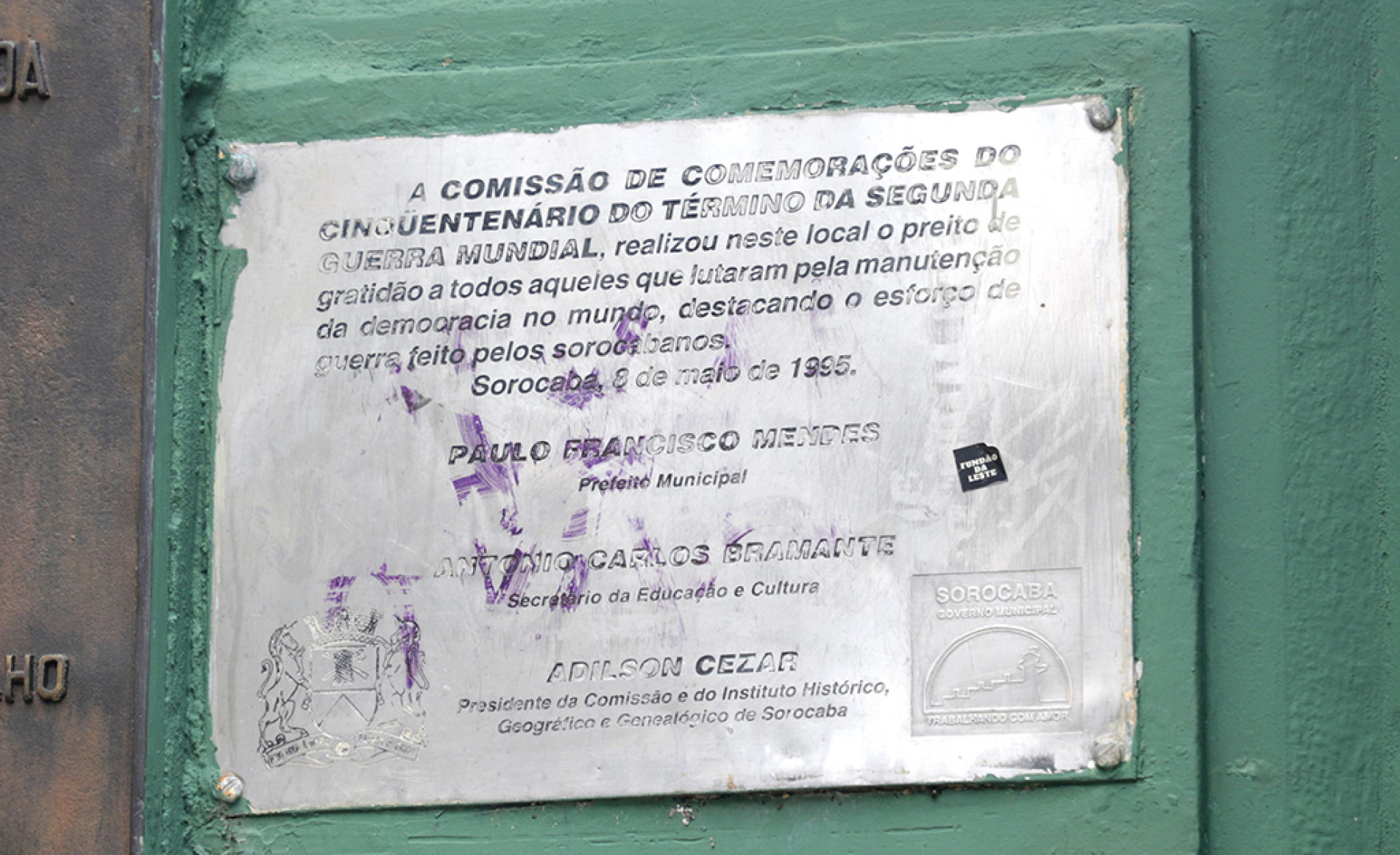  Na praça Frei Baraúna, um dos pontos históricos mais visitados da cidade, 
o obelisco foi vandalizado com pichações e danos